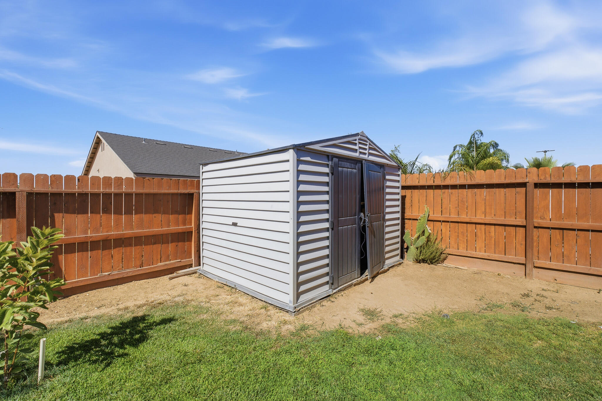 617 Sarah Ln, Dinuba, CA 93618