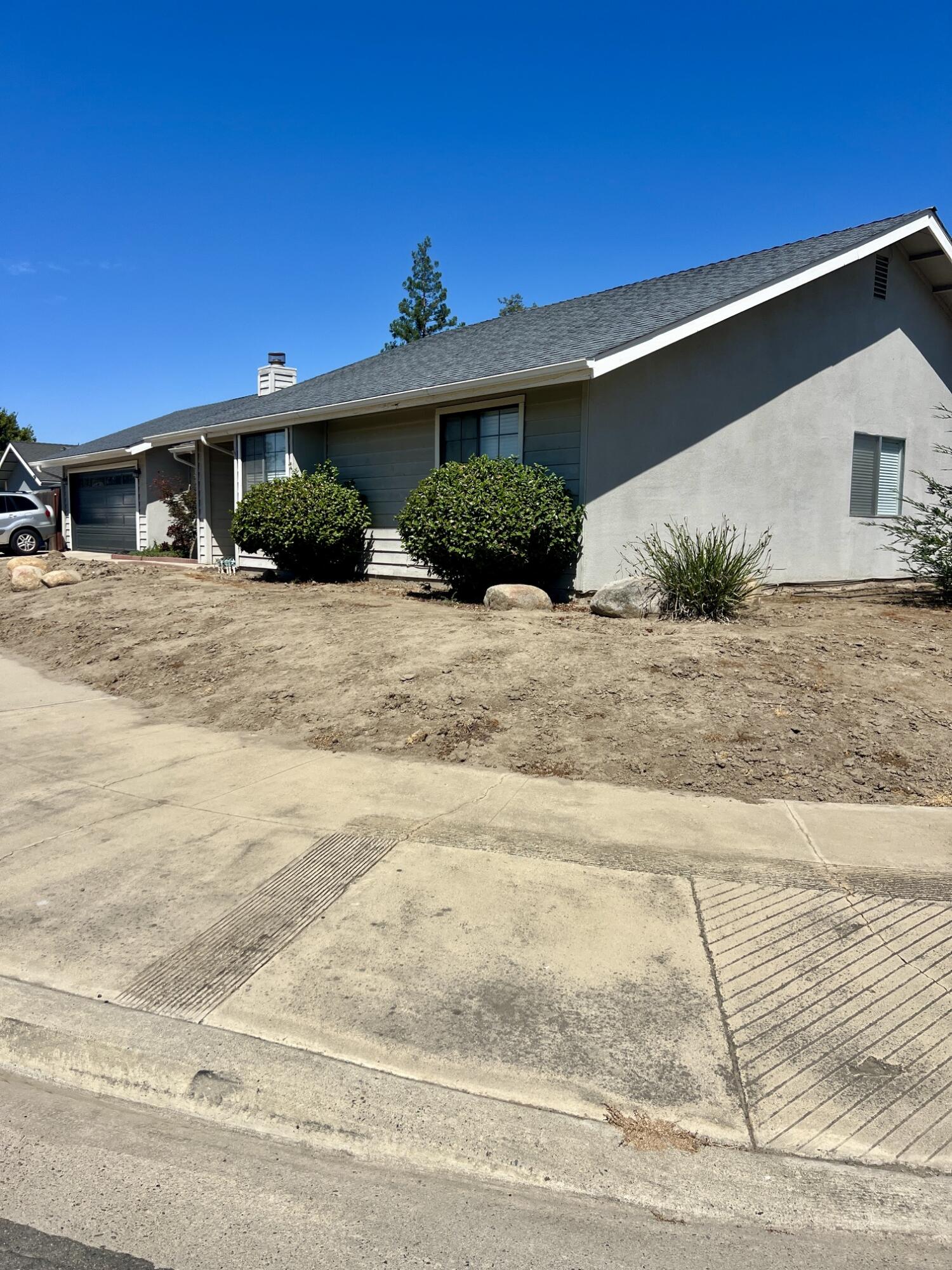 1876 Plymouth Ave, Tulare, CA 93274