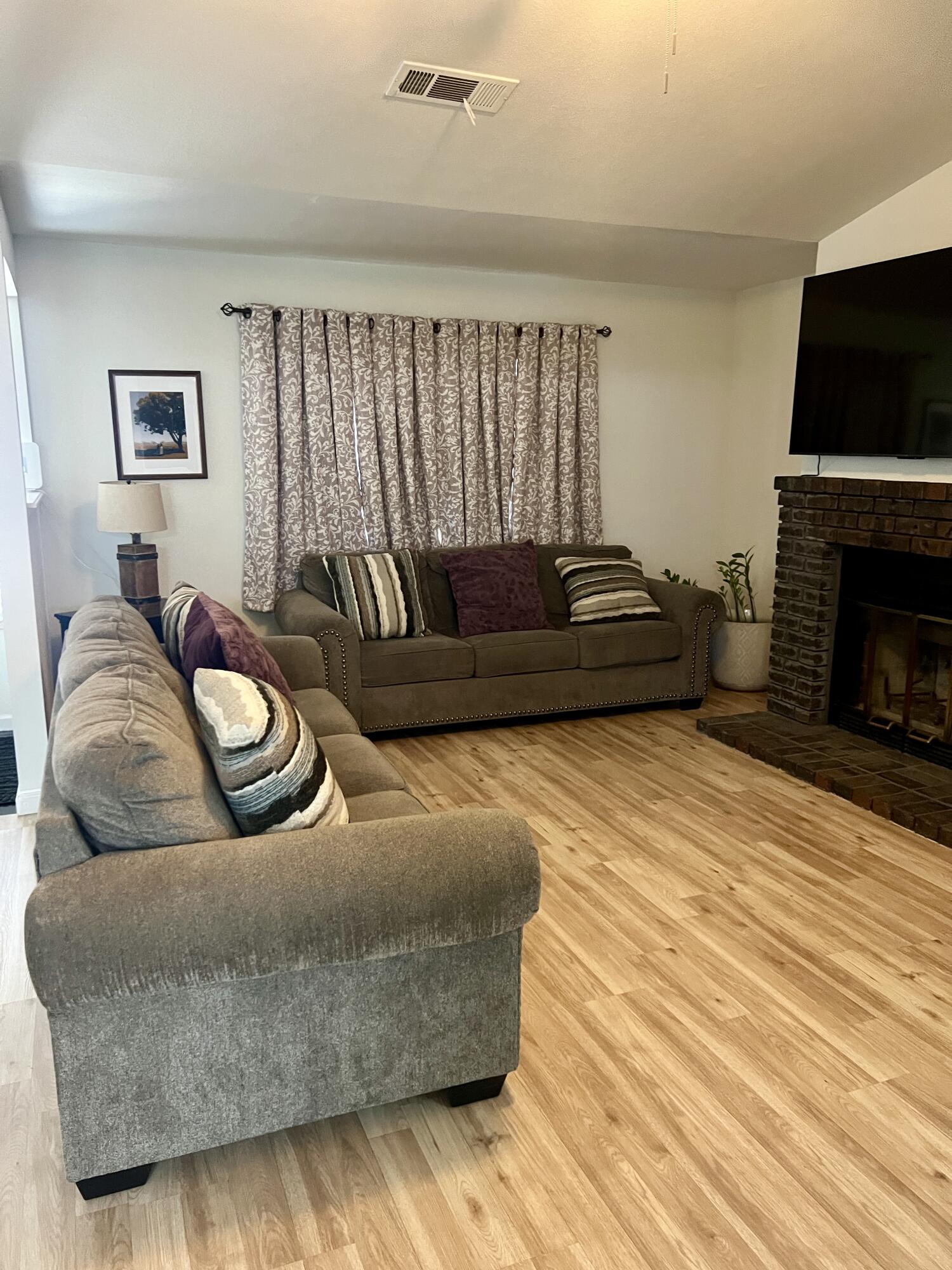 1876 Plymouth Ave, Tulare, CA 93274