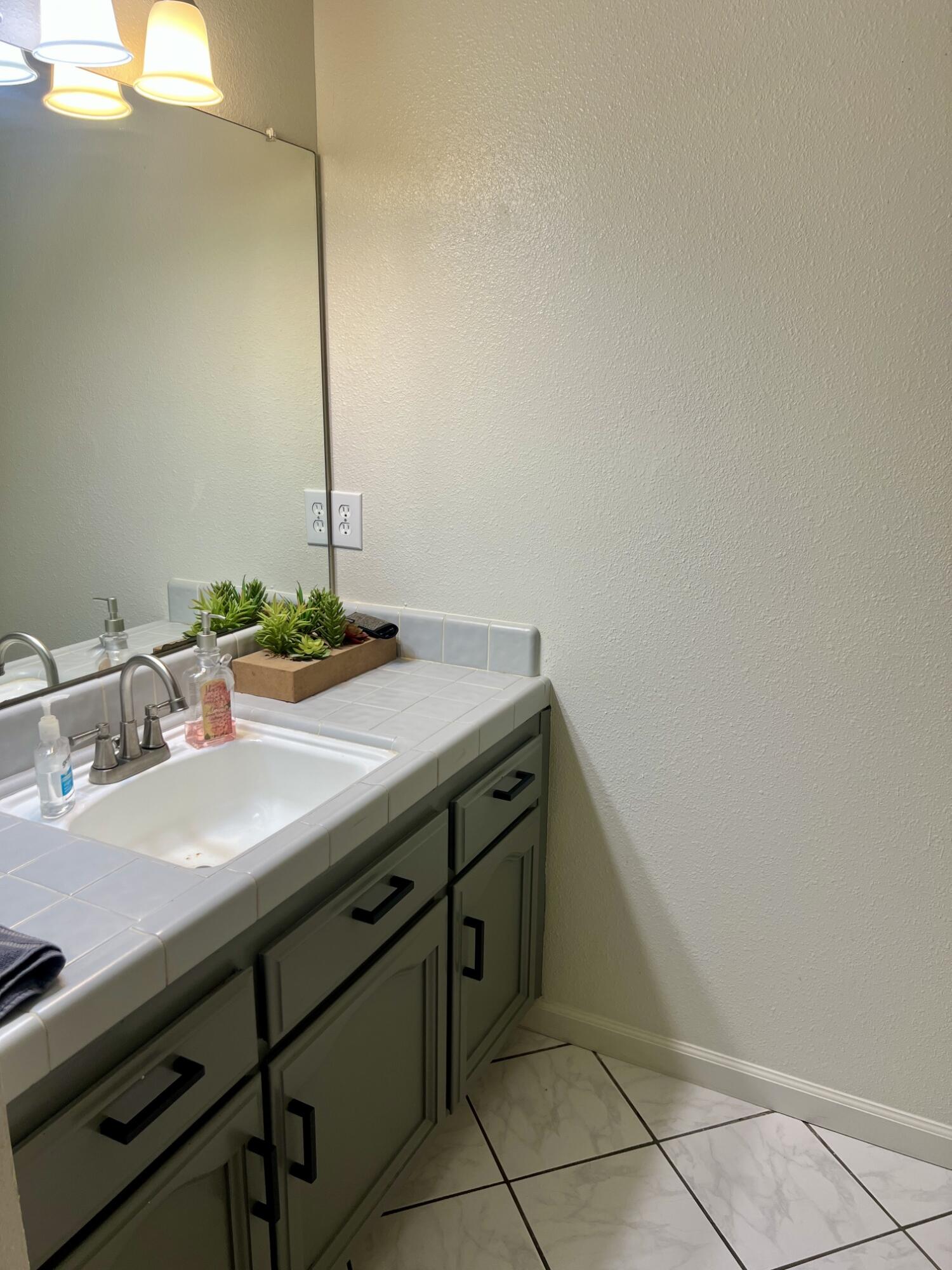 1876 Plymouth Ave, Tulare, CA 93274