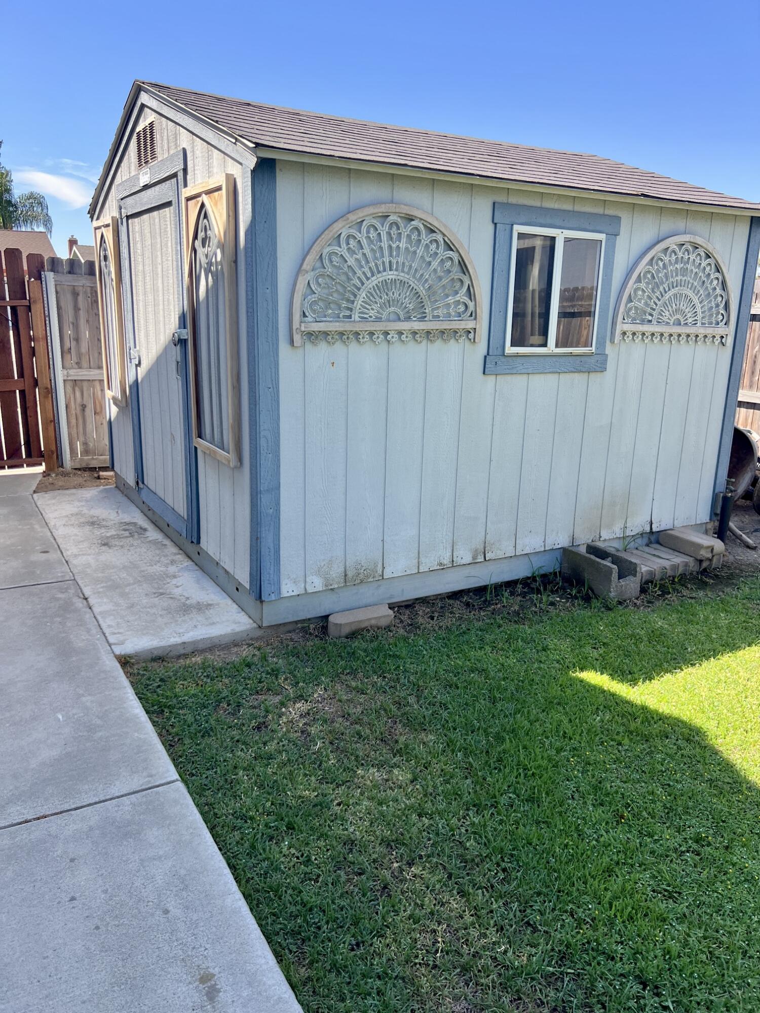 1876 Plymouth Ave, Tulare, CA 93274