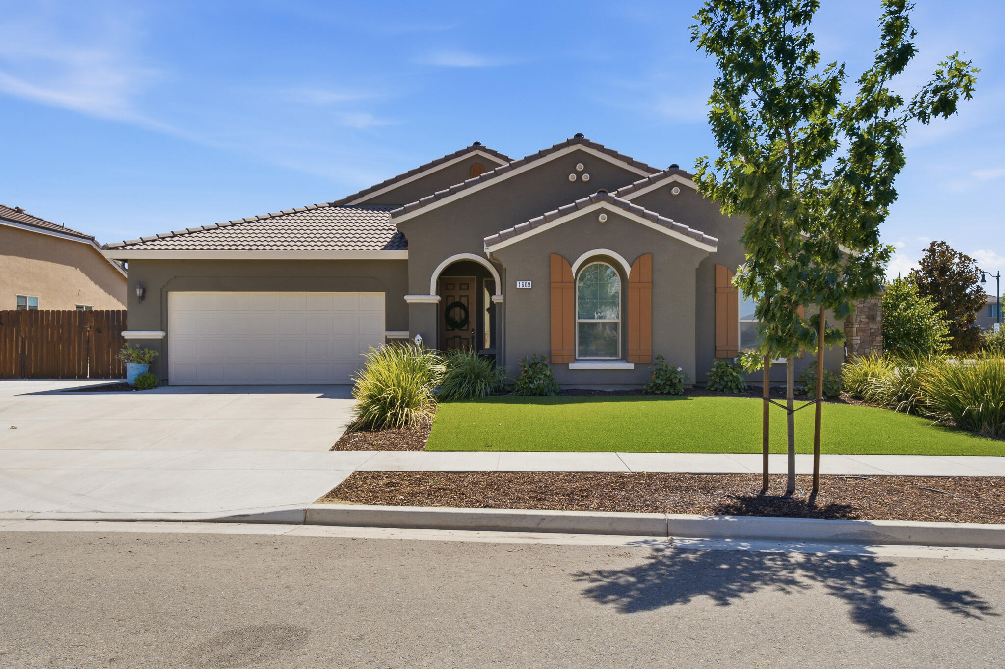 1609 W Lipson Ave, Visalia, CA 93291