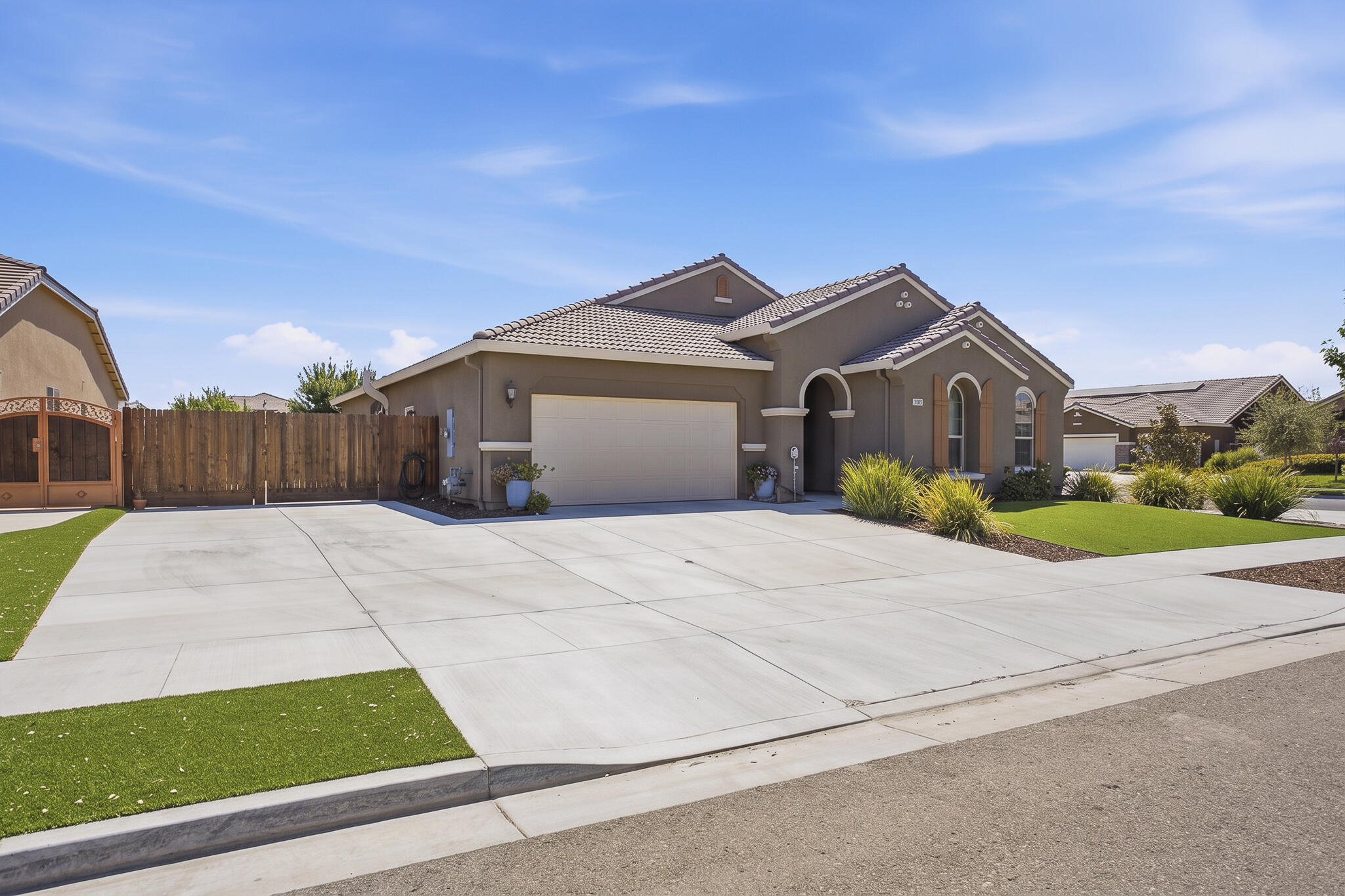 1609 W Lipson Ave, Visalia, CA 93291