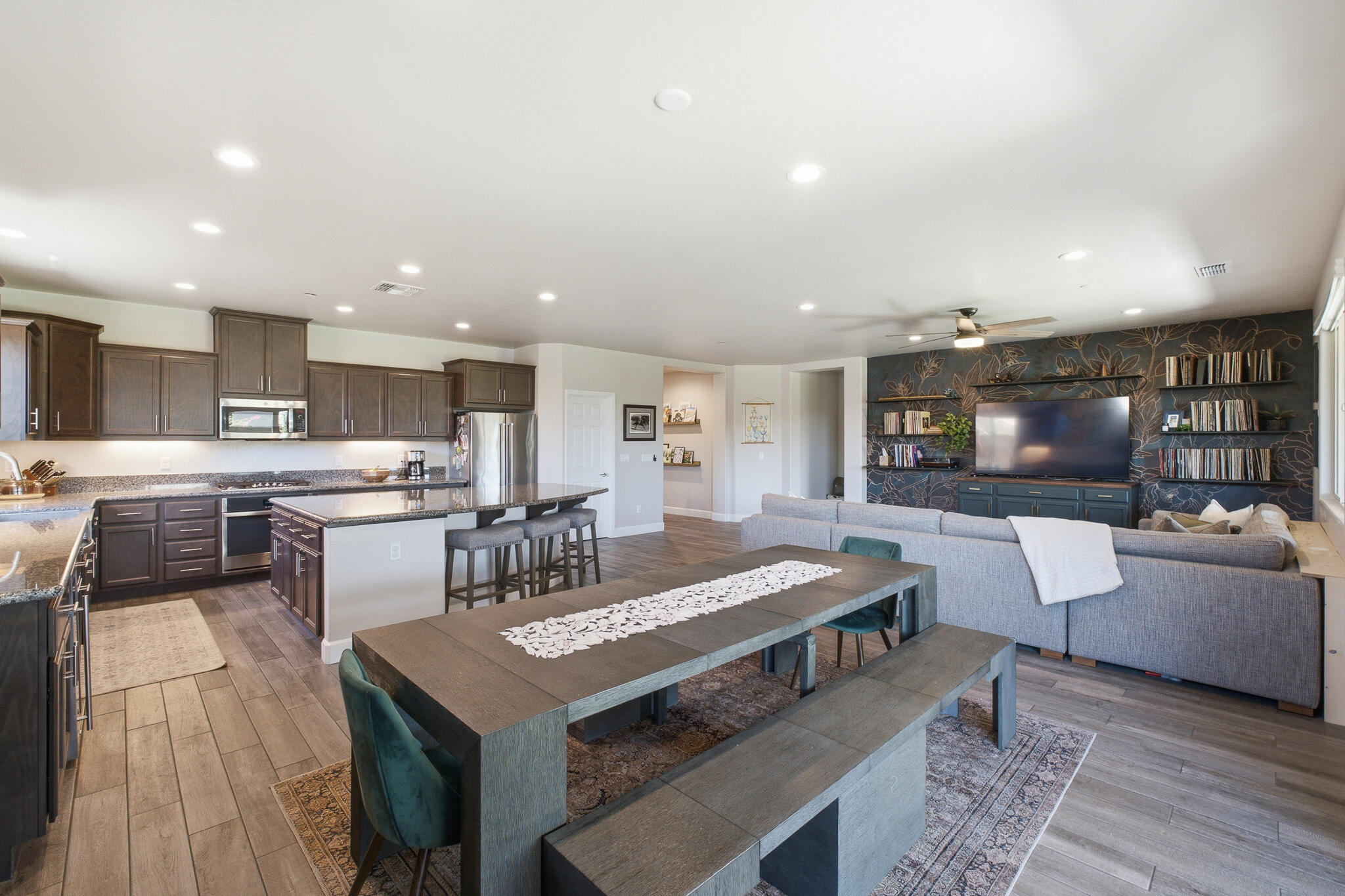 1609 W Lipson Ave, Visalia, CA 93291