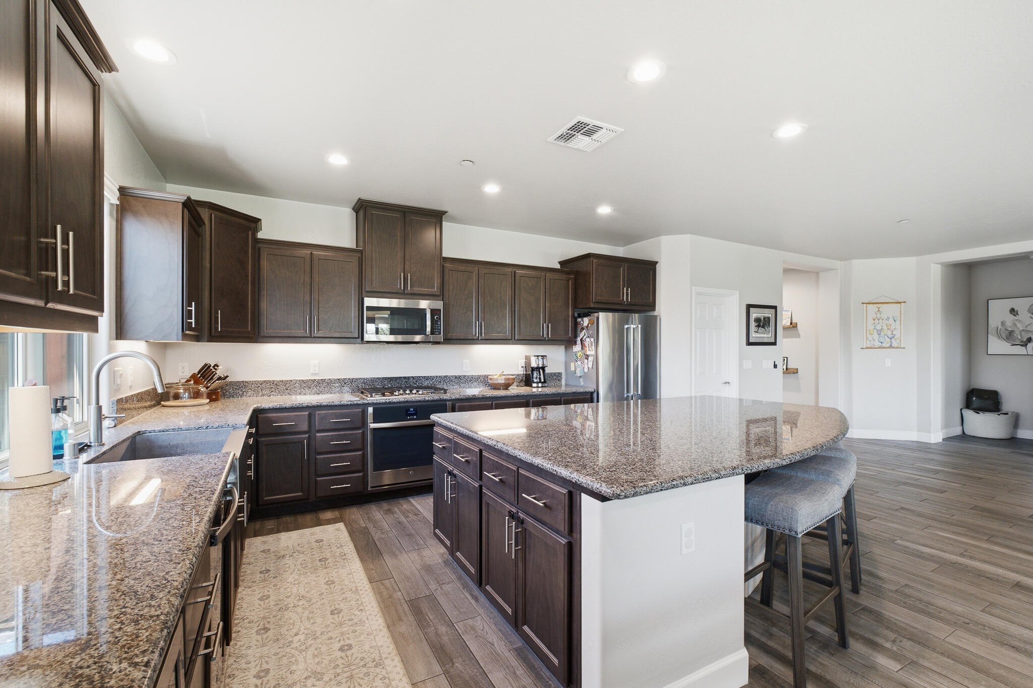 1609 W Lipson Ave, Visalia, CA 93291