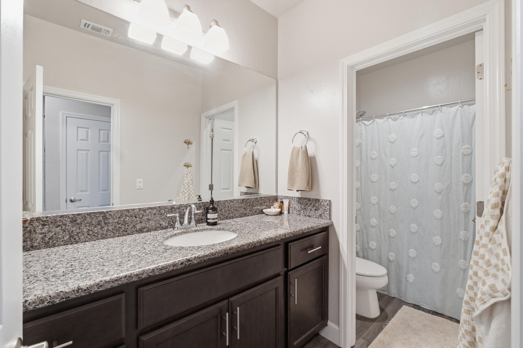 1609 W Lipson Ave, Visalia, CA 93291