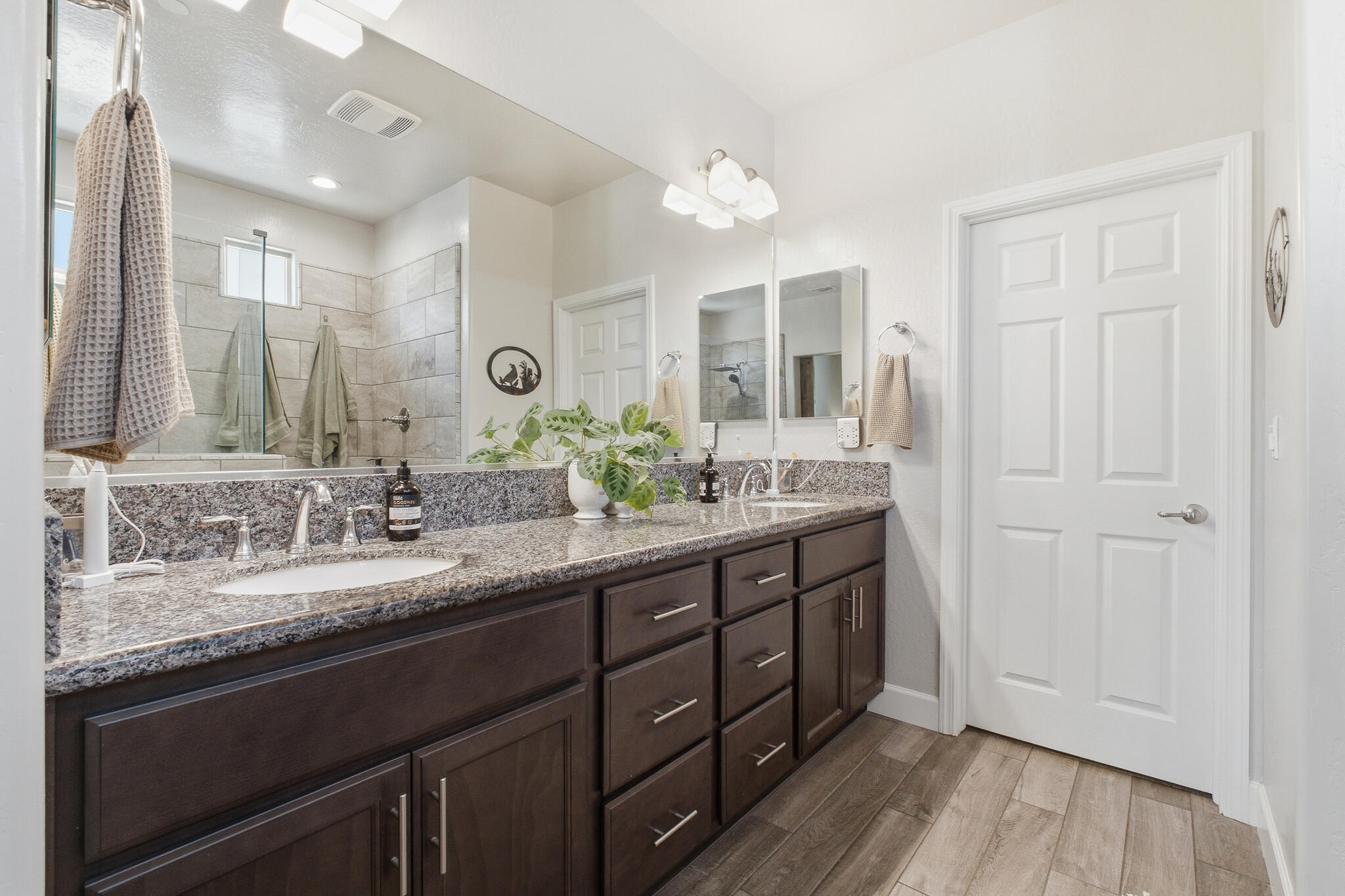 1609 W Lipson Ave, Visalia, CA 93291
