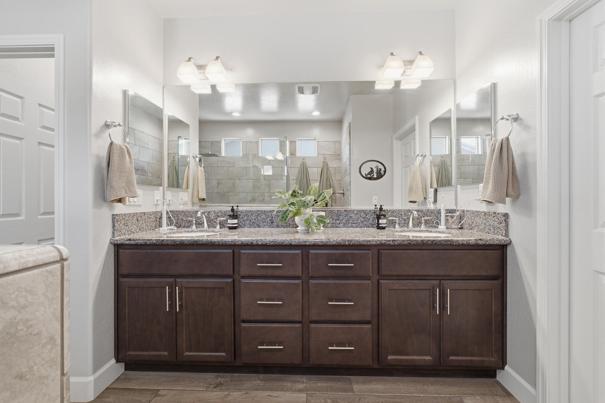 1609 W Lipson Ave, Visalia, CA 93291