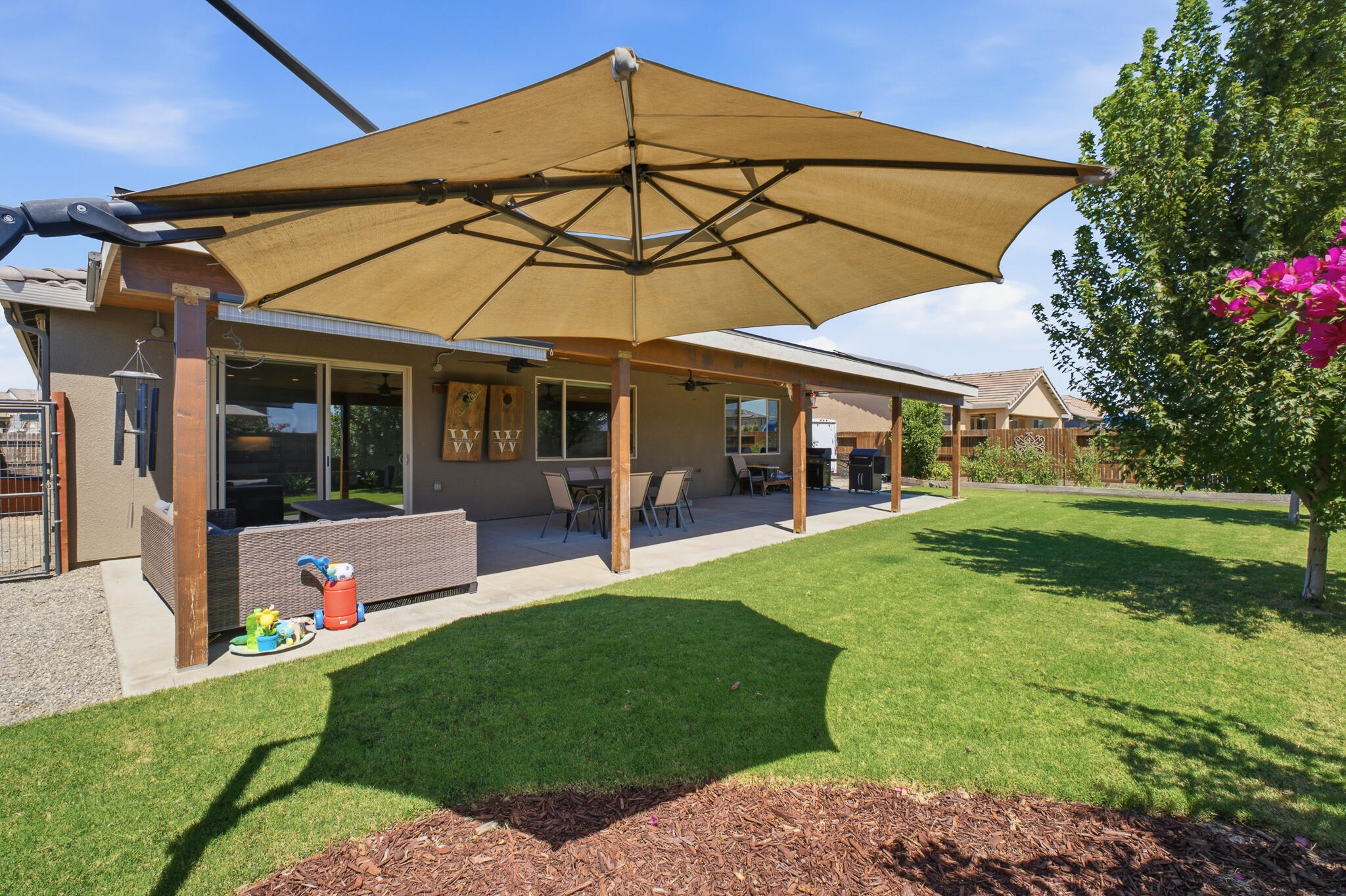 1609 W Lipson Ave, Visalia, CA 93291