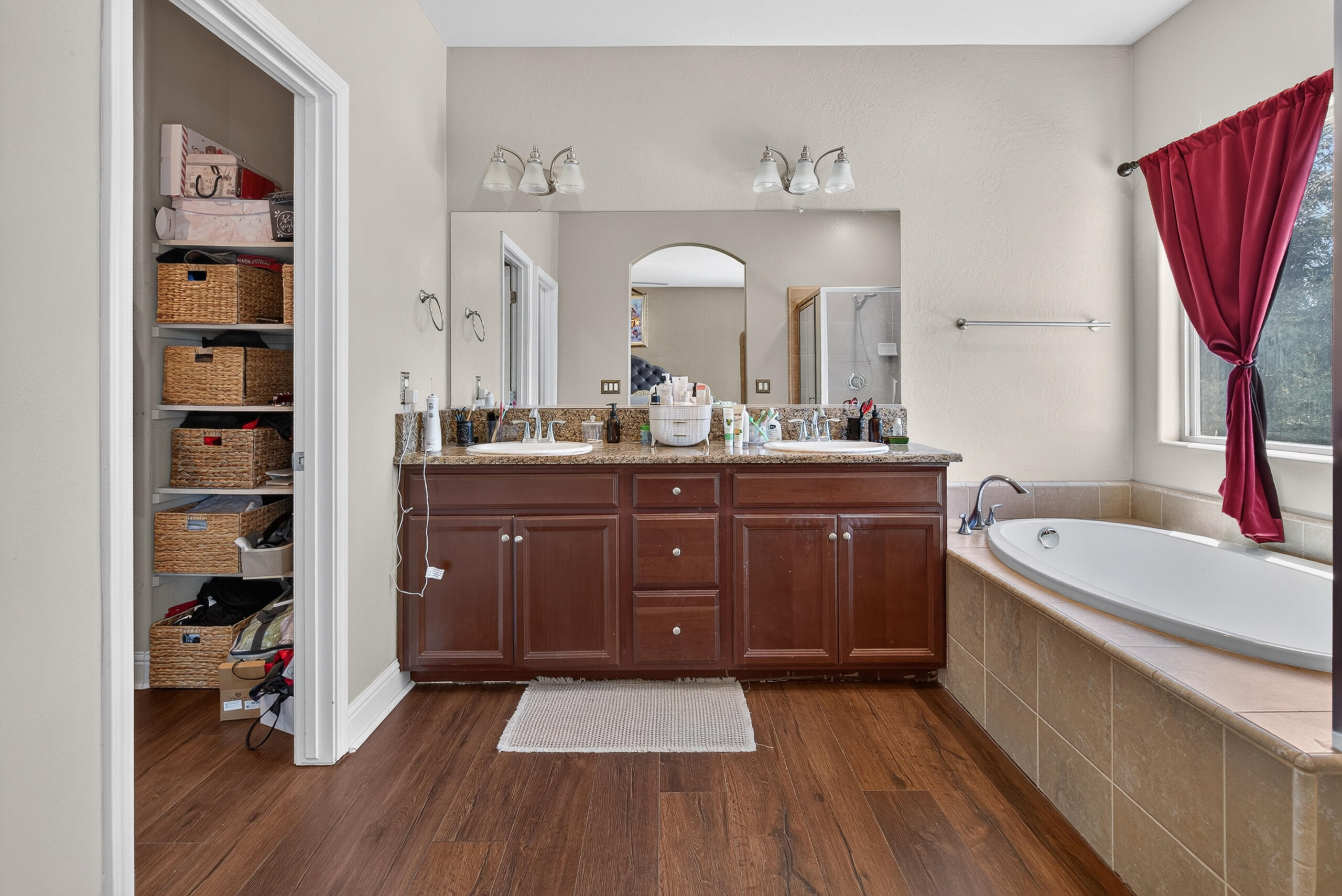 2307 N Divisadero St, Visalia, CA 93291