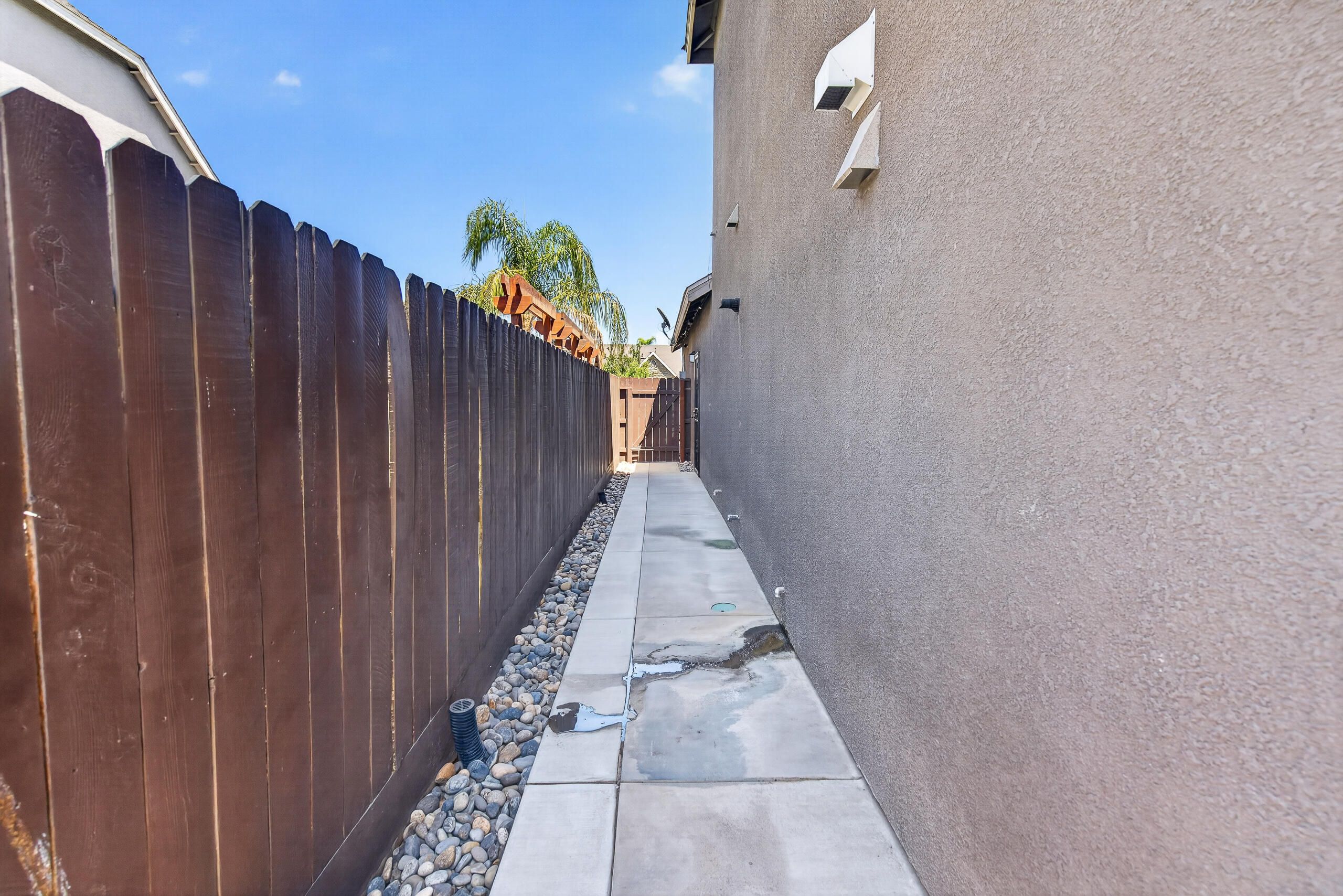 2307 N Divisadero St, Visalia, CA 93291