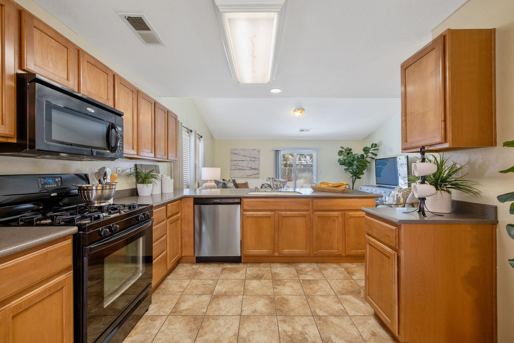 4650 W Rialto Ave, Visalia, CA 93277