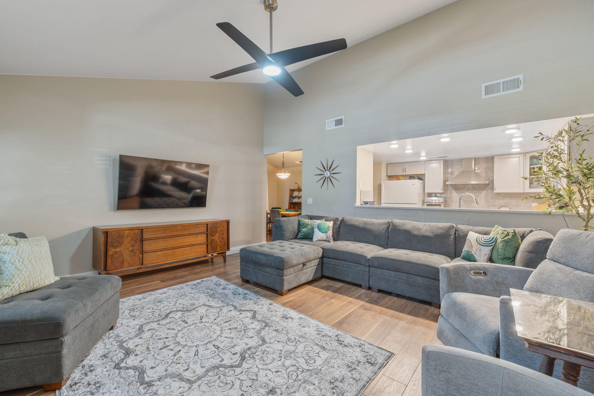 2442 E Tulare Ave, Visalia, CA 93292