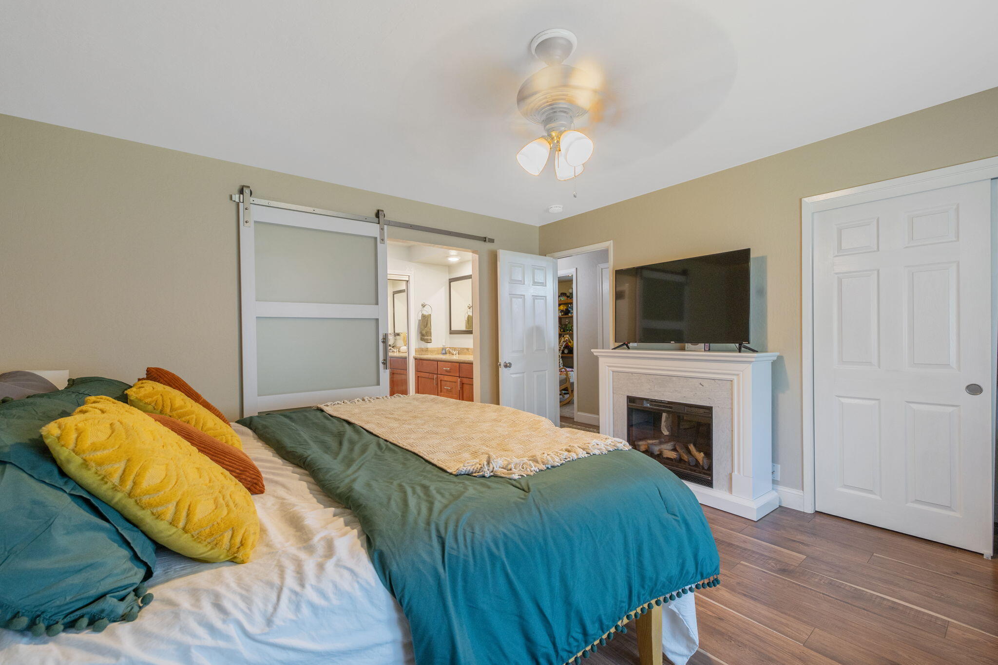 2442 E Tulare Ave, Visalia, CA 93292