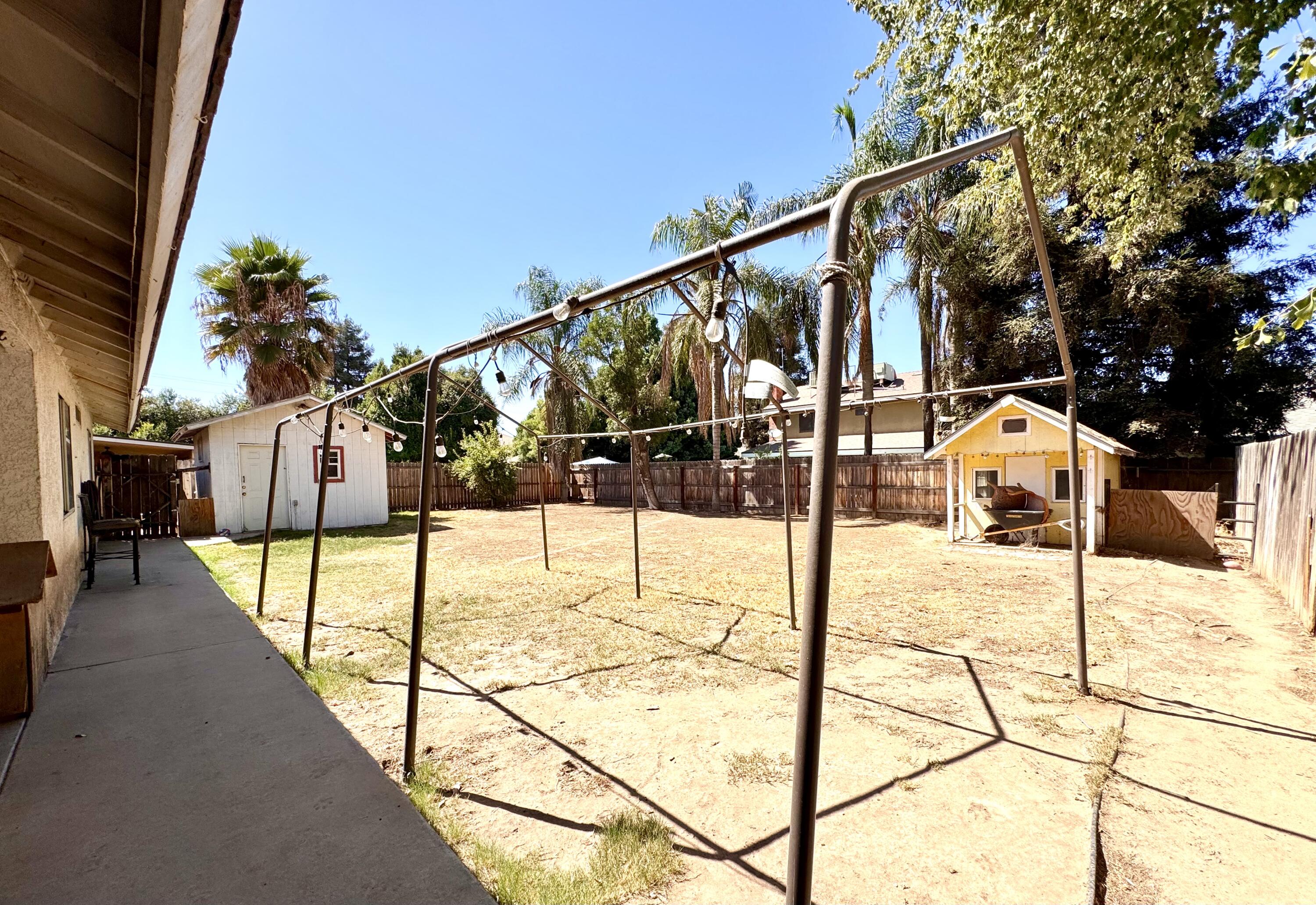1560 Pioneer Ave, Porterville, CA 93257