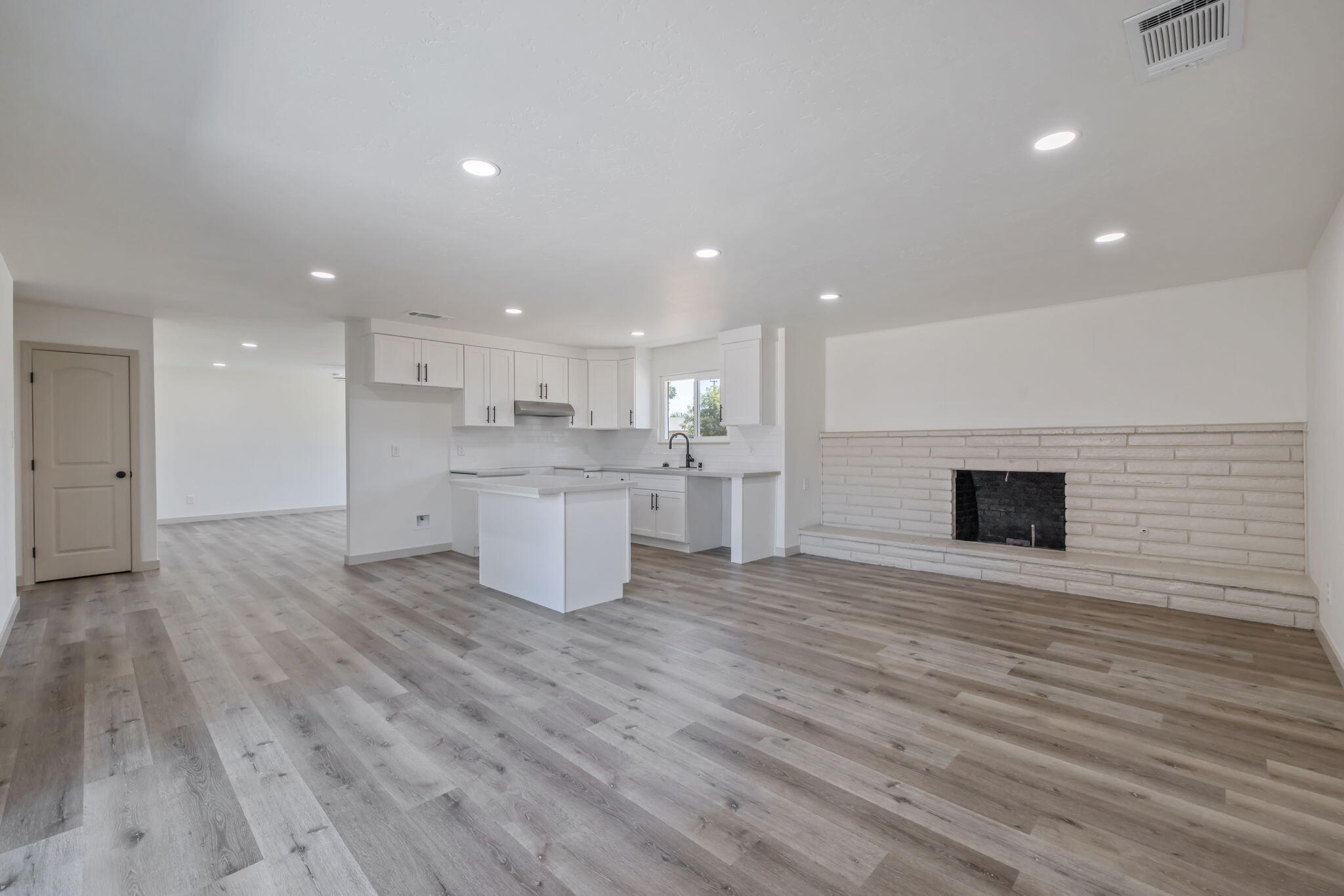 1733 S Johnson St, Visalia, CA 93277