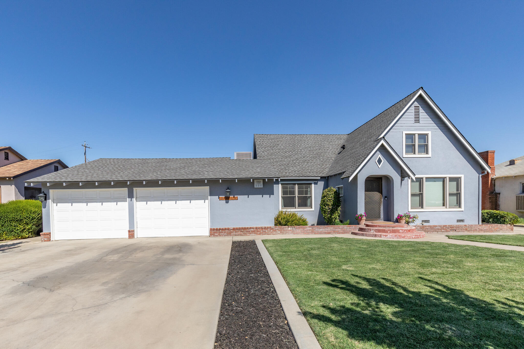 476 N Nichols Ave, Dinuba, CA 93618