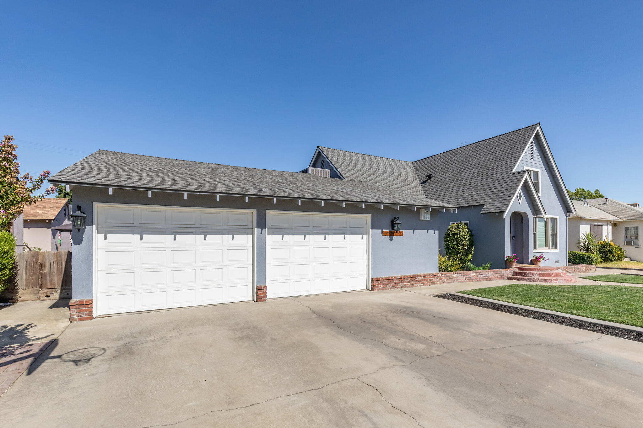 476 N Nichols Ave, Dinuba, CA 93618