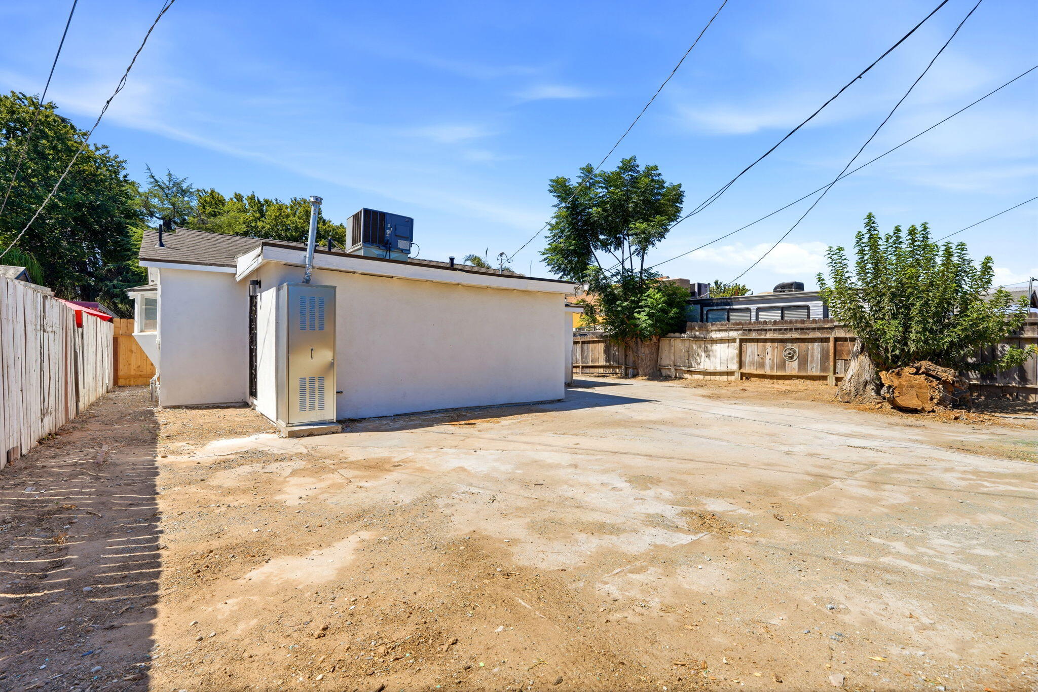 2225 E Lamona Ave, Fresno, CA 93703