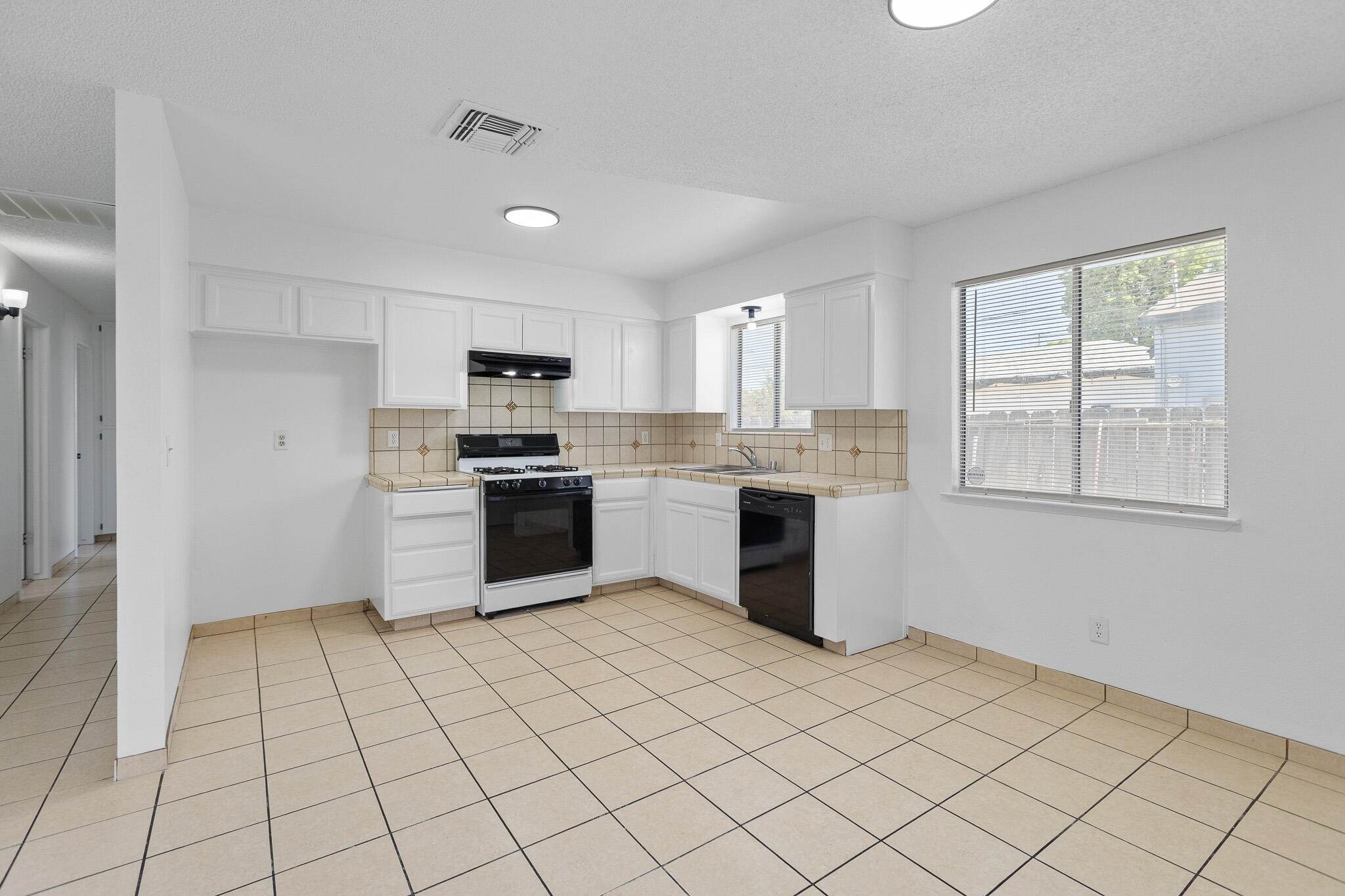 220 N C St, Tulare, CA 93274