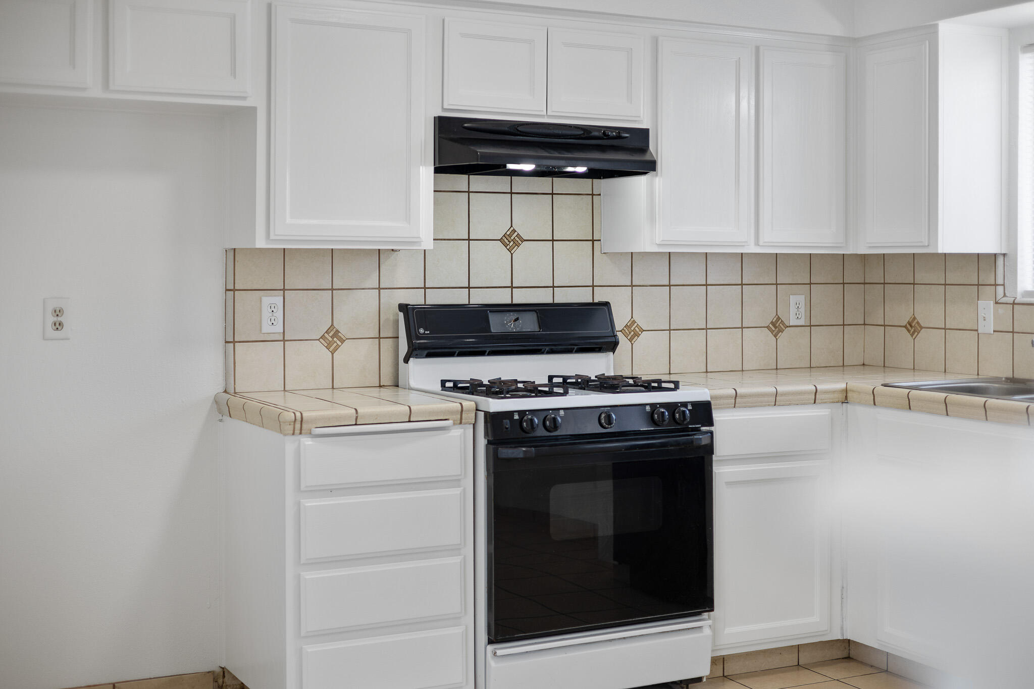 220 N C St, Tulare, CA 93274