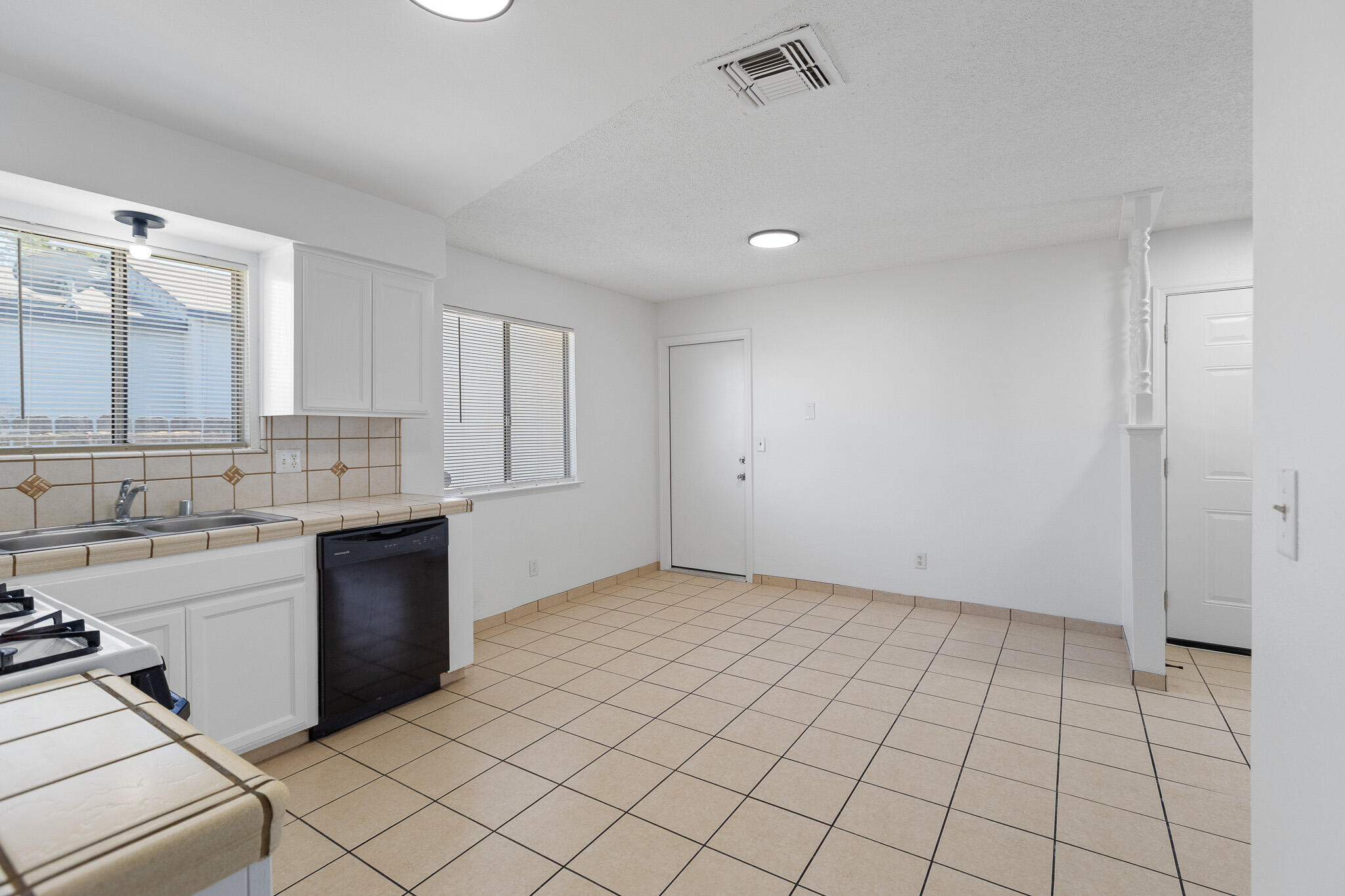 220 N C St, Tulare, CA 93274