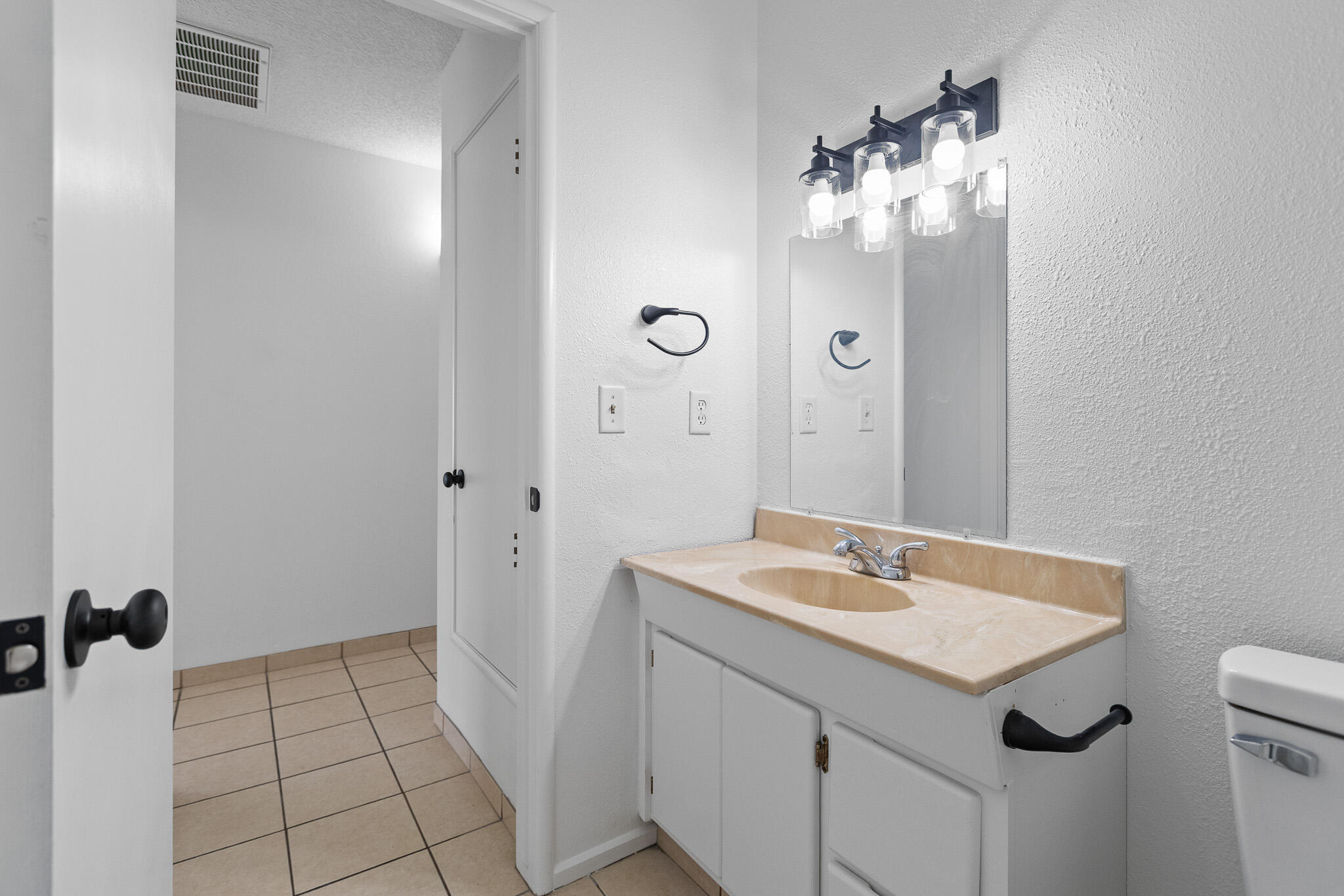 220 N C St, Tulare, CA 93274