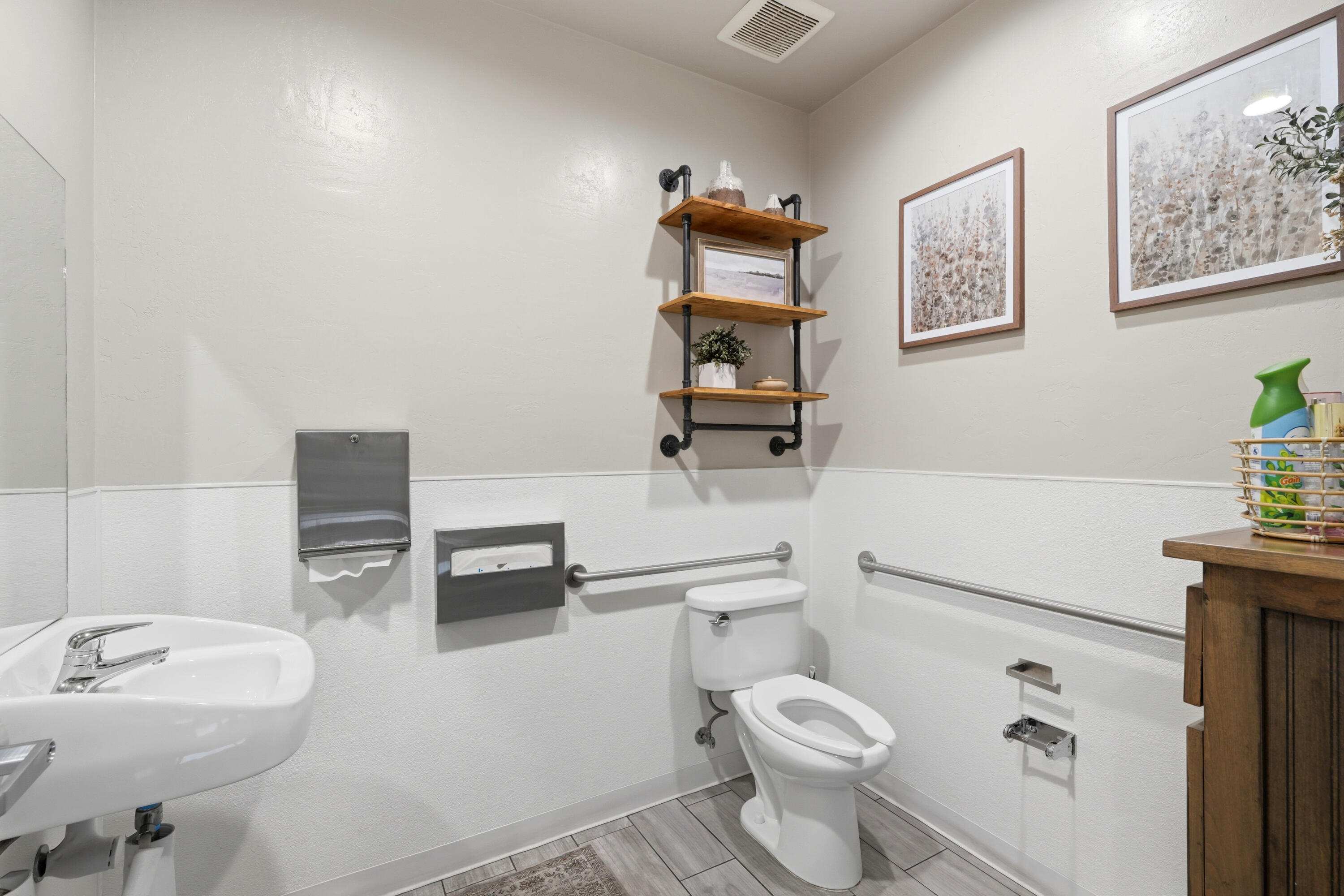 222 S Dunworth St, Visalia, CA 93292