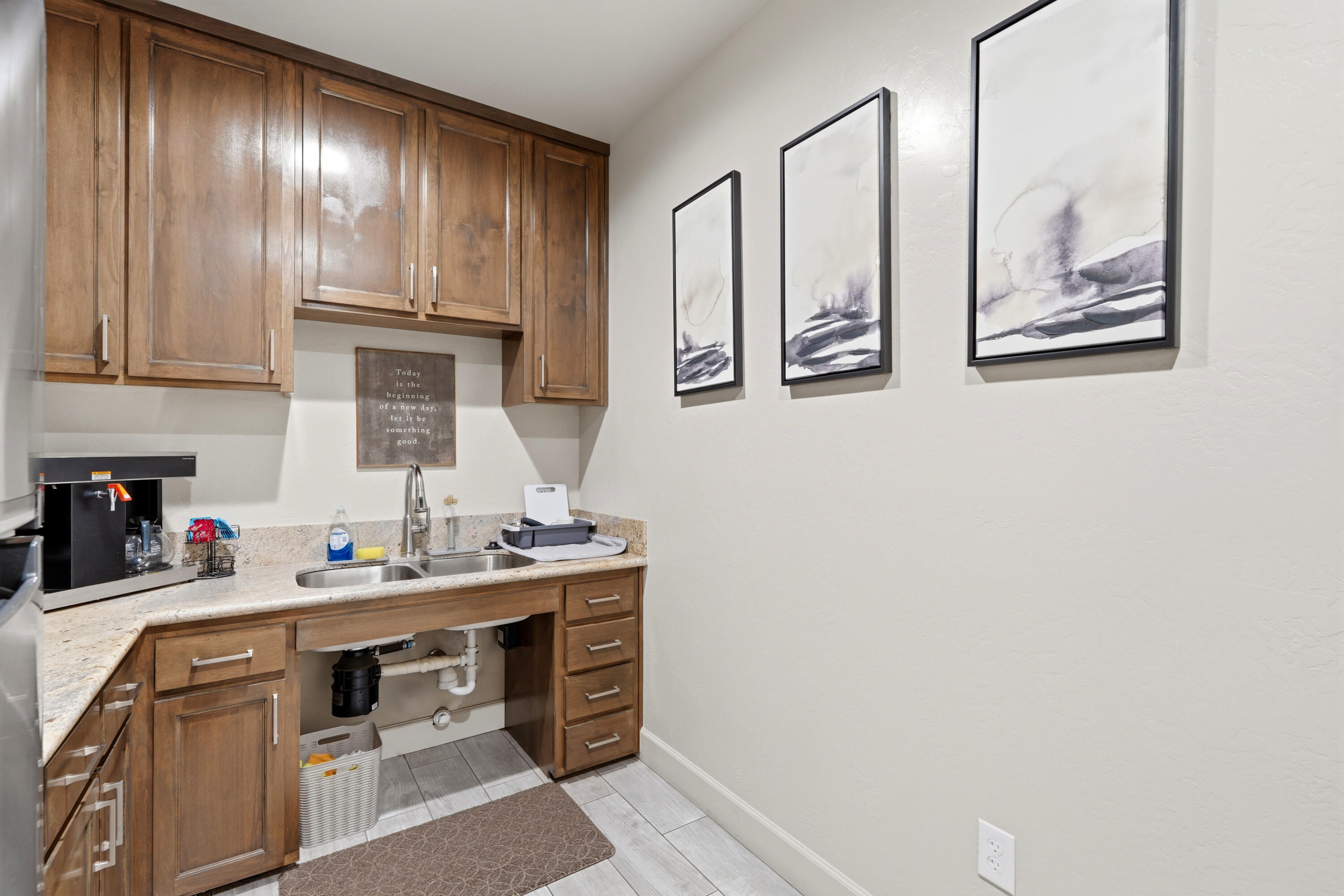 222 S Dunworth St, Visalia, CA 93292