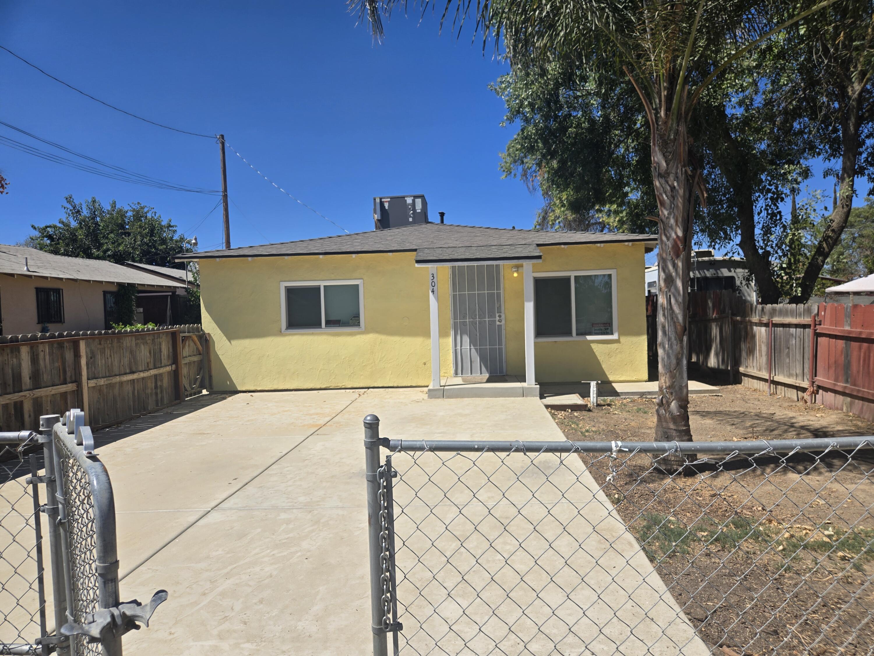 304 W Compton Ave, Pixley, CA 93256