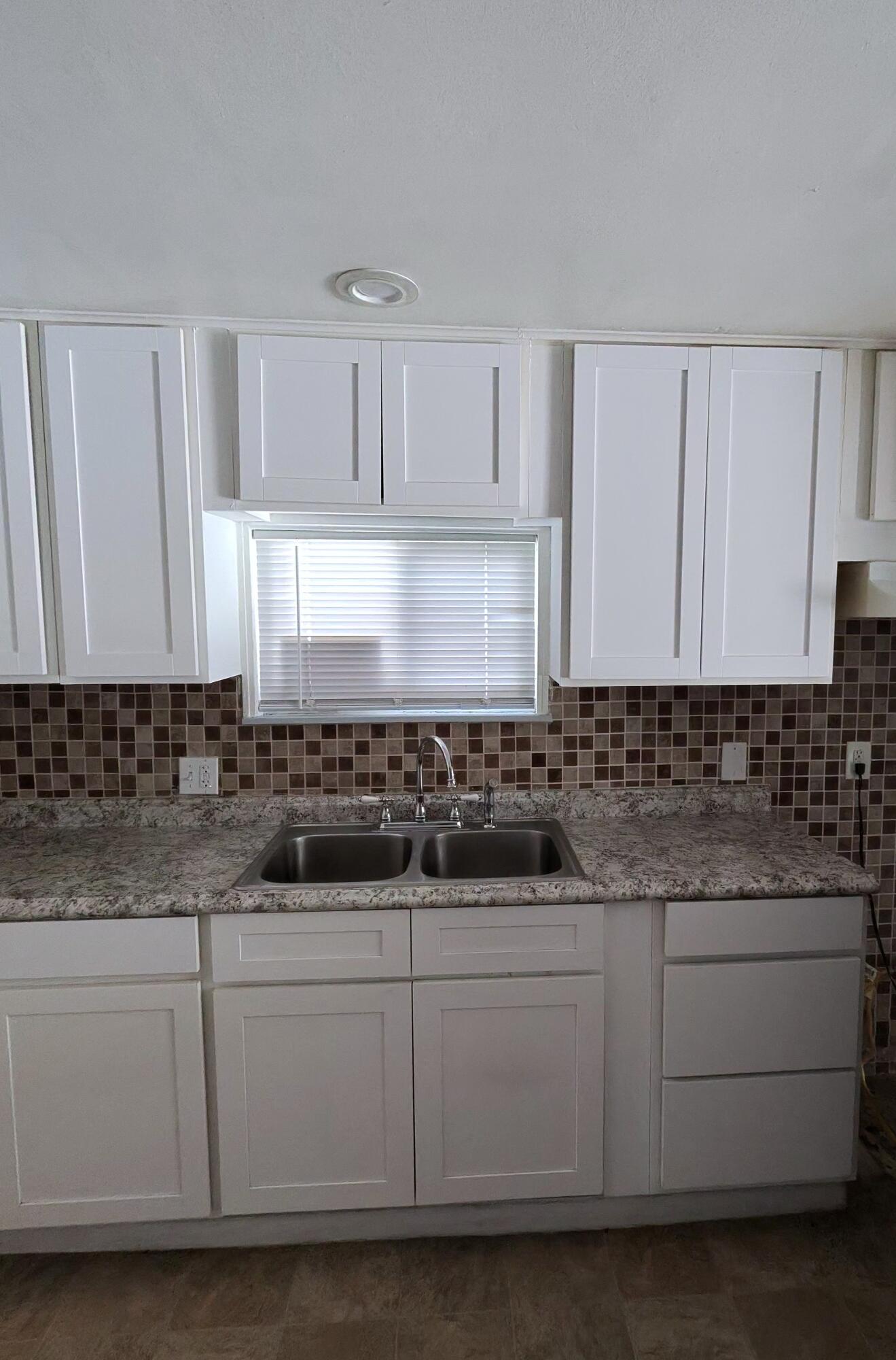 304 W Compton Ave, Pixley, CA 93256