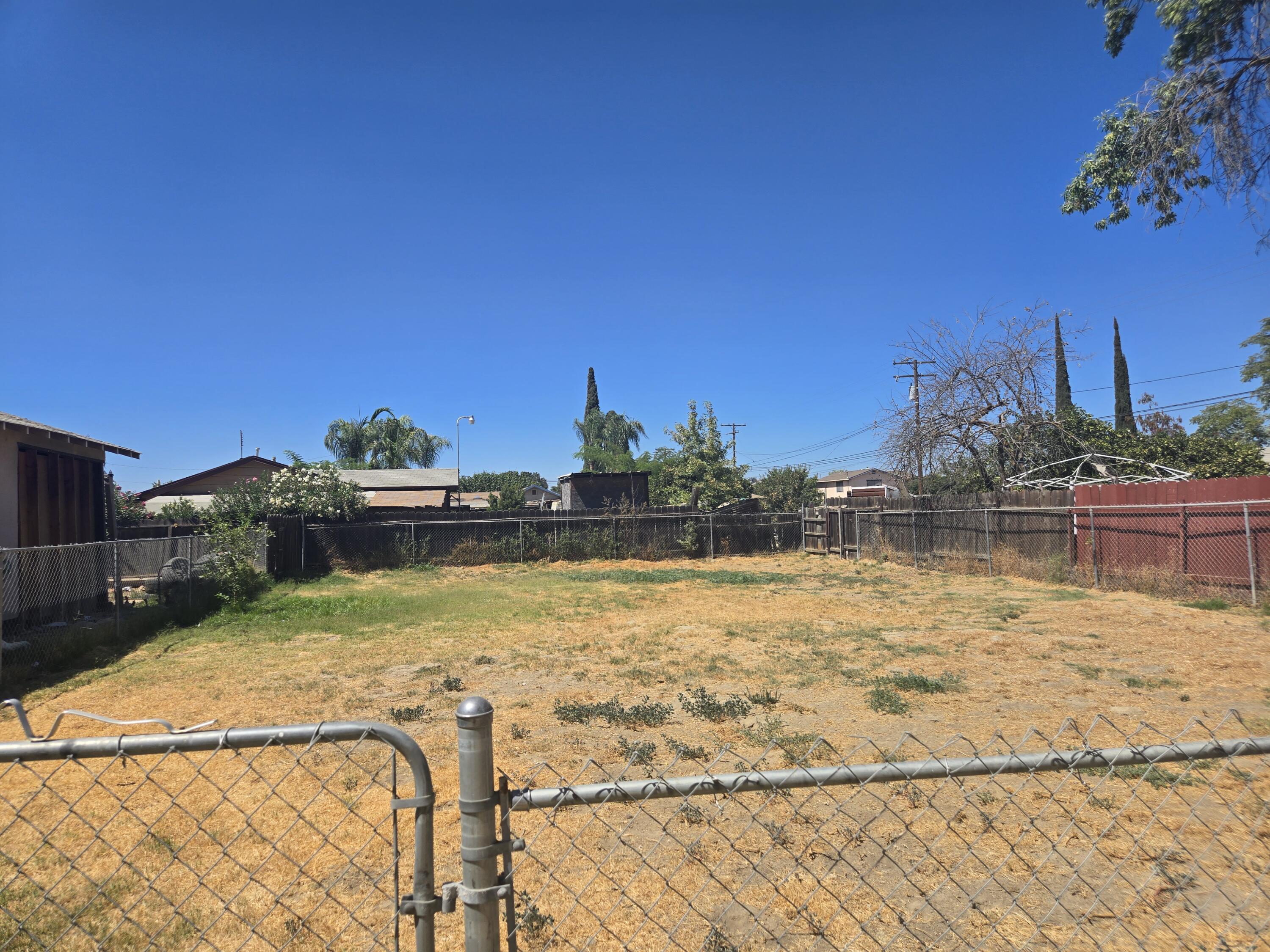 304 W Compton Ave, Pixley, CA 93256