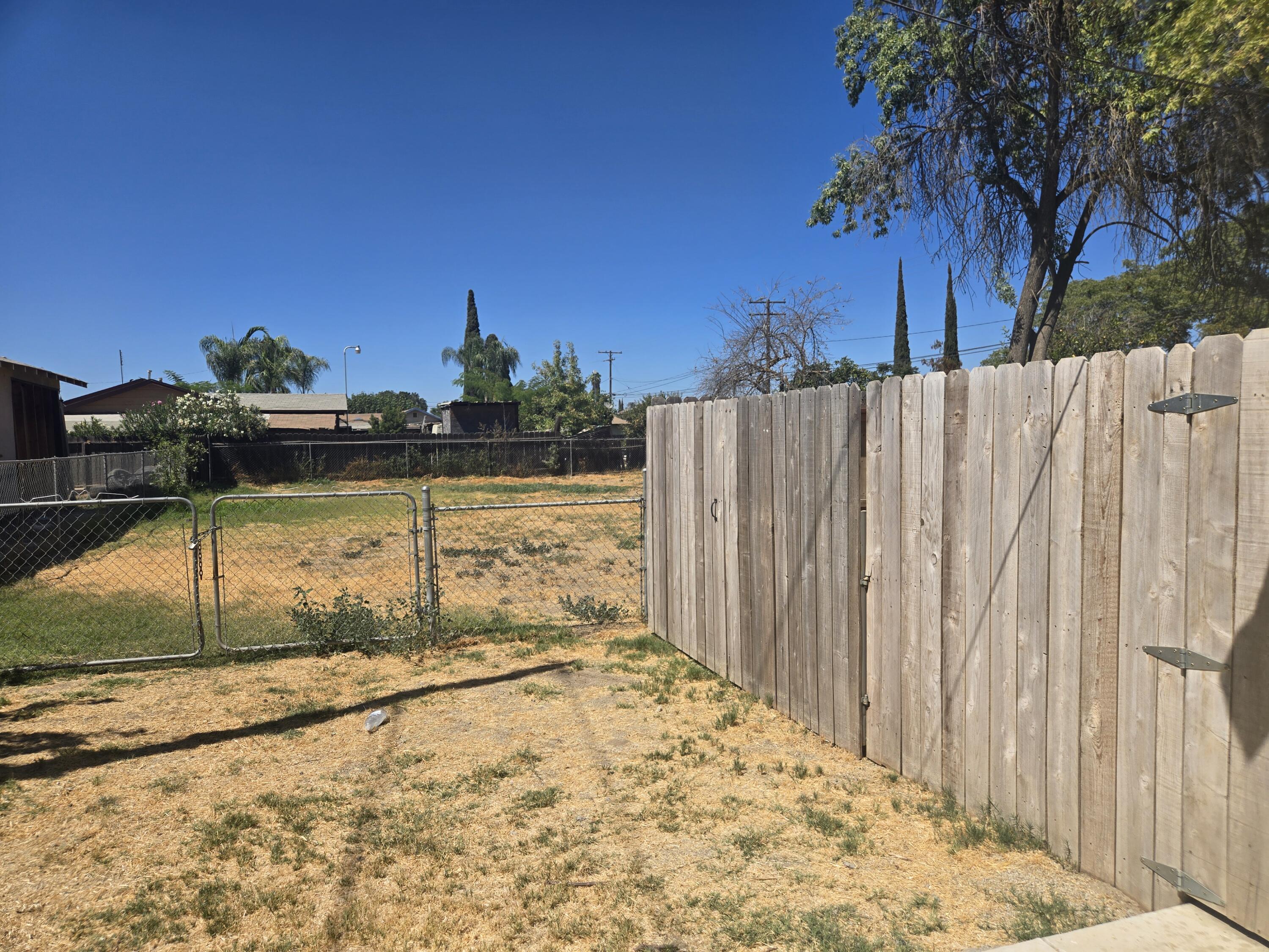 304 W Compton Ave, Pixley, CA 93256