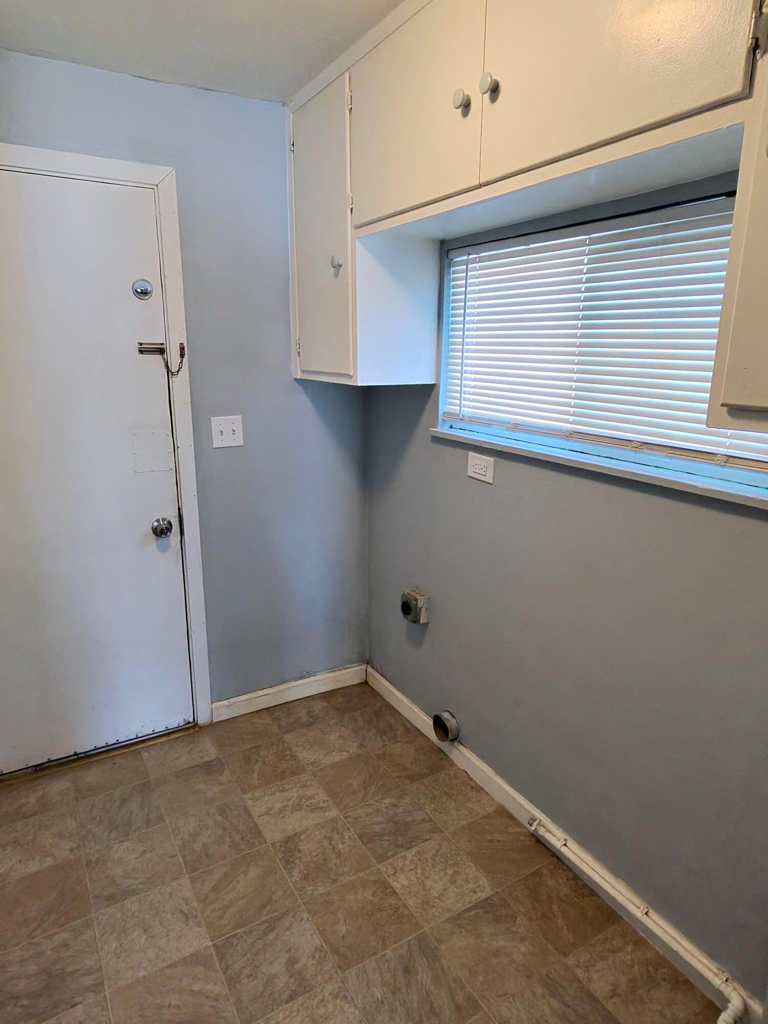 304 W Compton Ave, Pixley, CA 93256