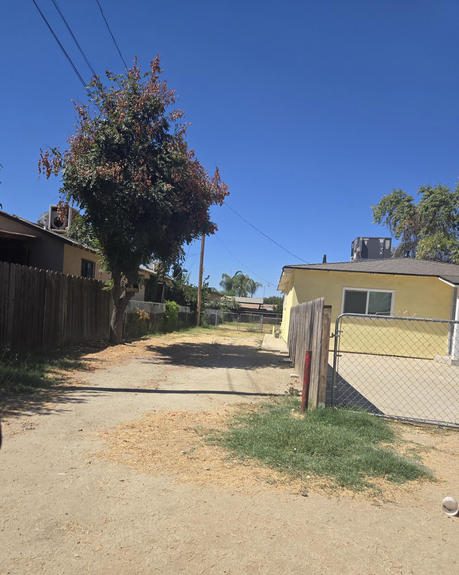 304 W Compton Ave, Pixley, CA 93256