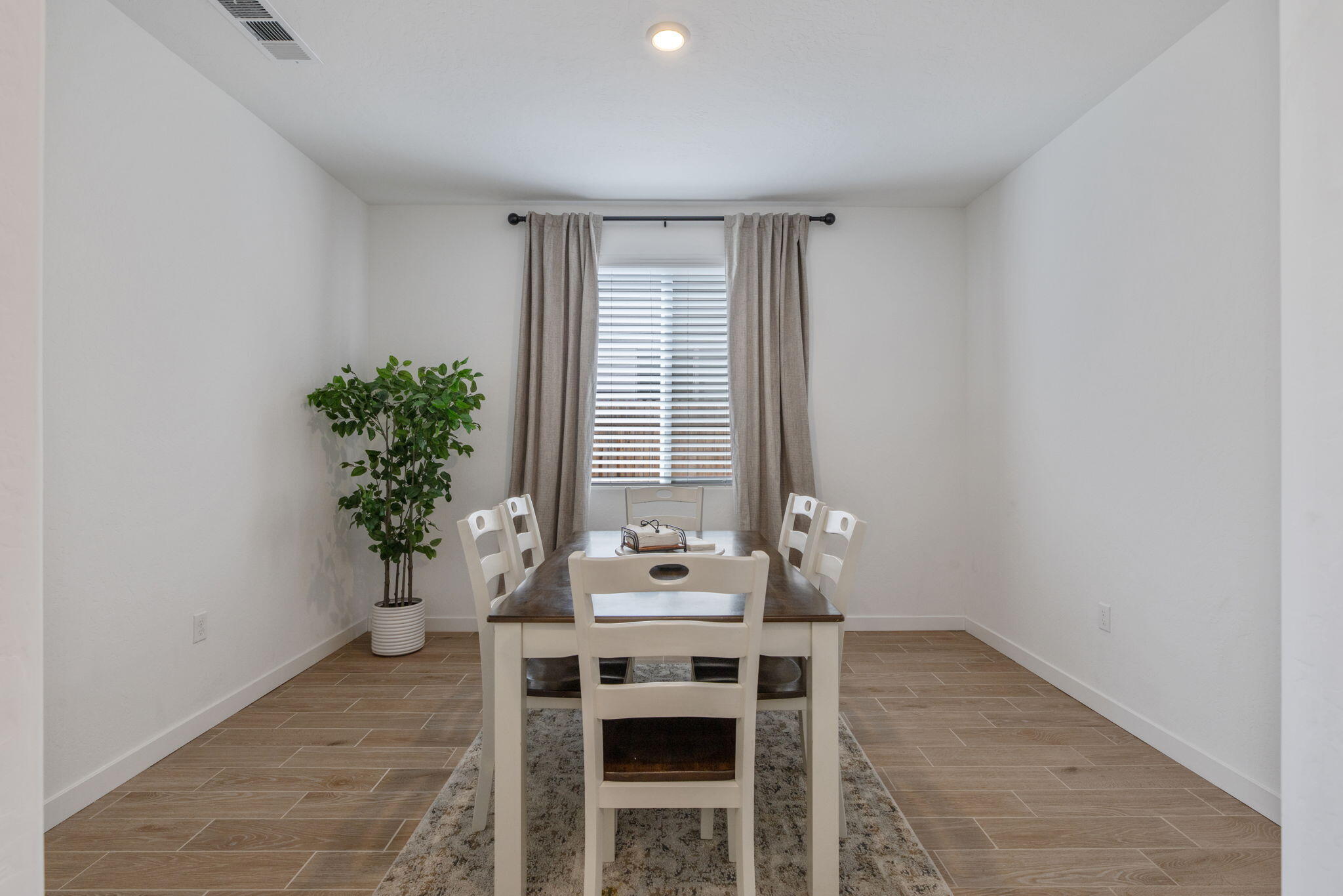 1322 S Palm St, Visalia, CA 93292