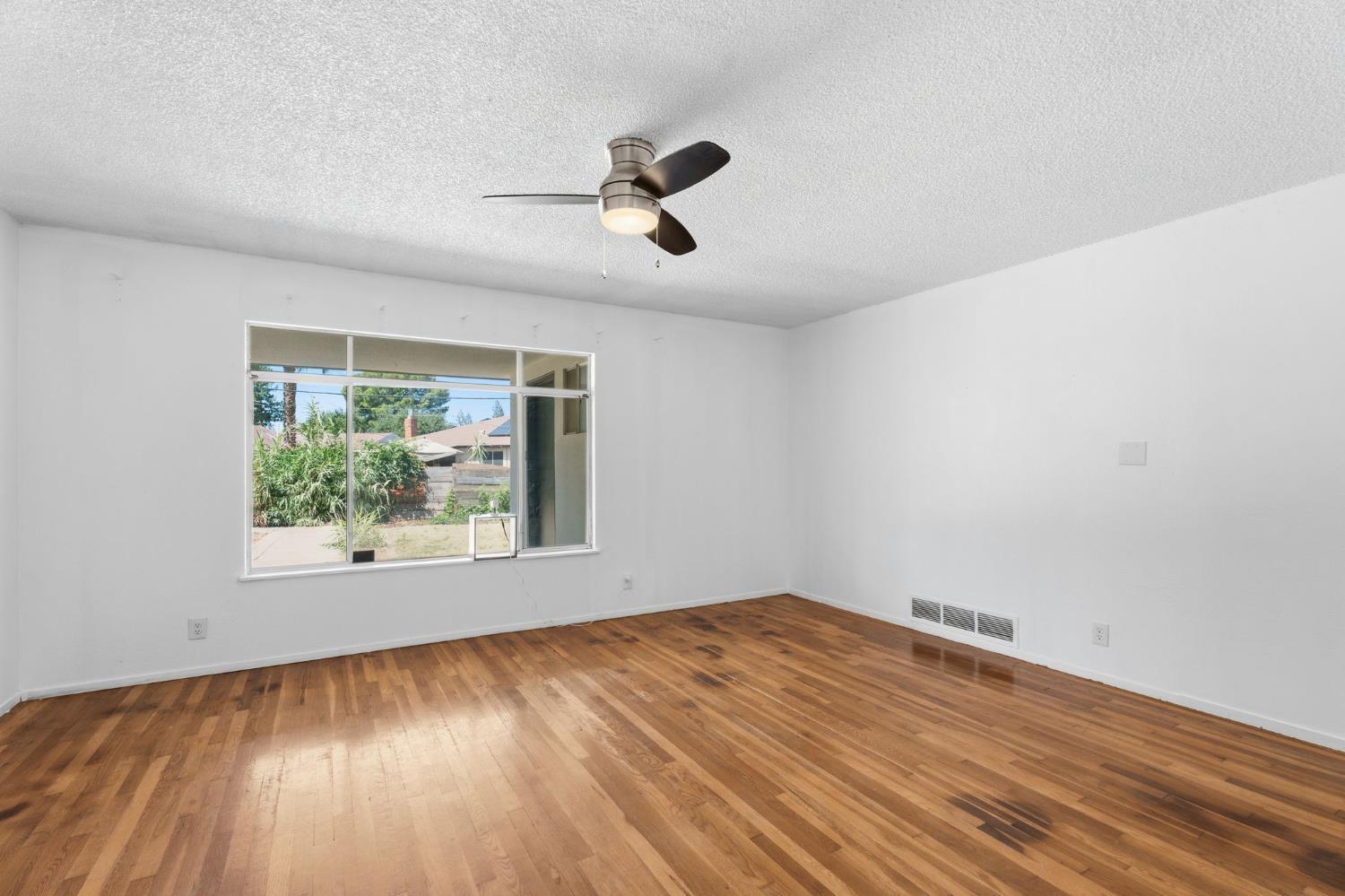 641 E Scott Ave, Fresno, CA 93710