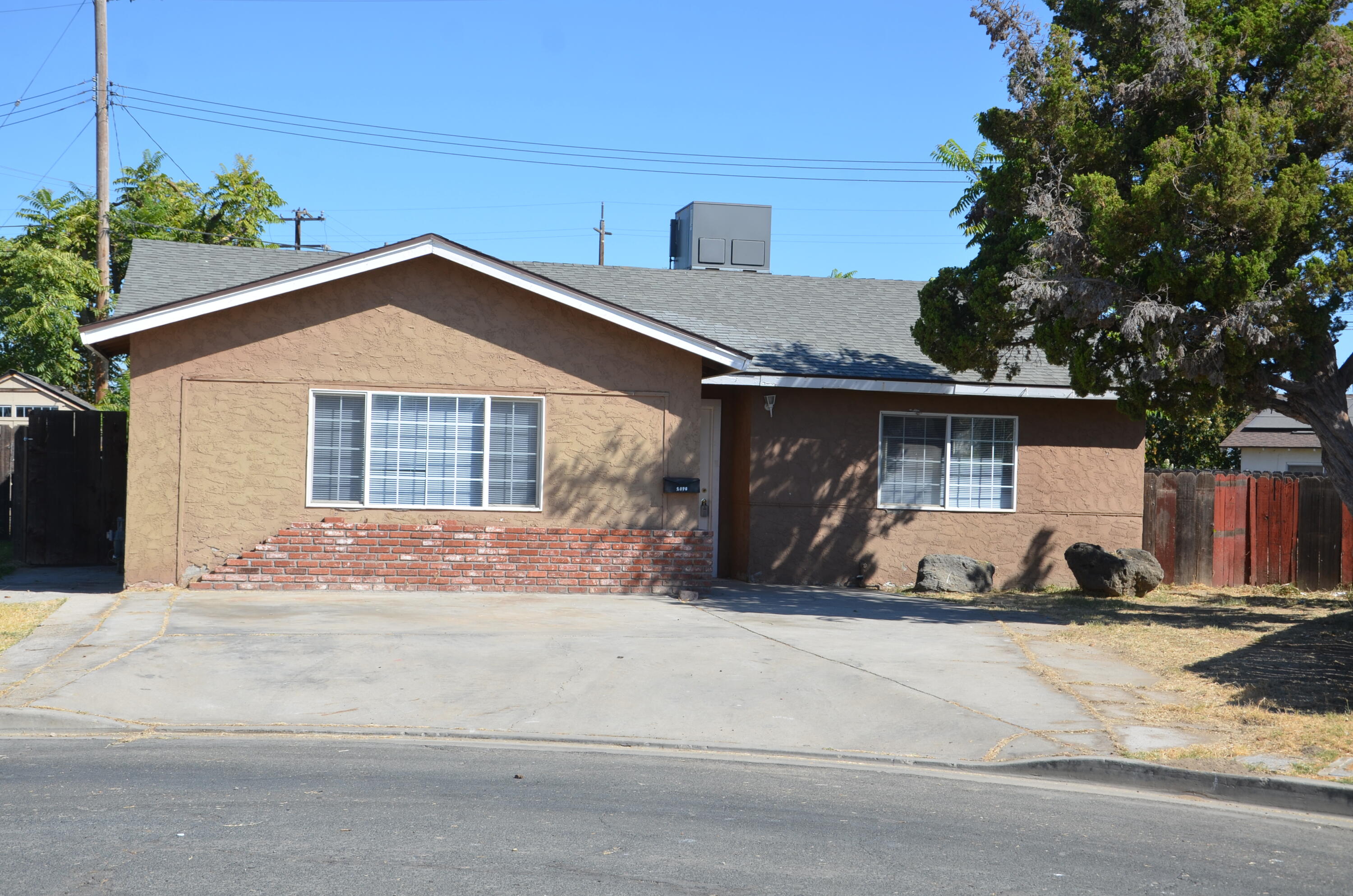 1076 Lincolnwood Cir, Hanford, CA 93230