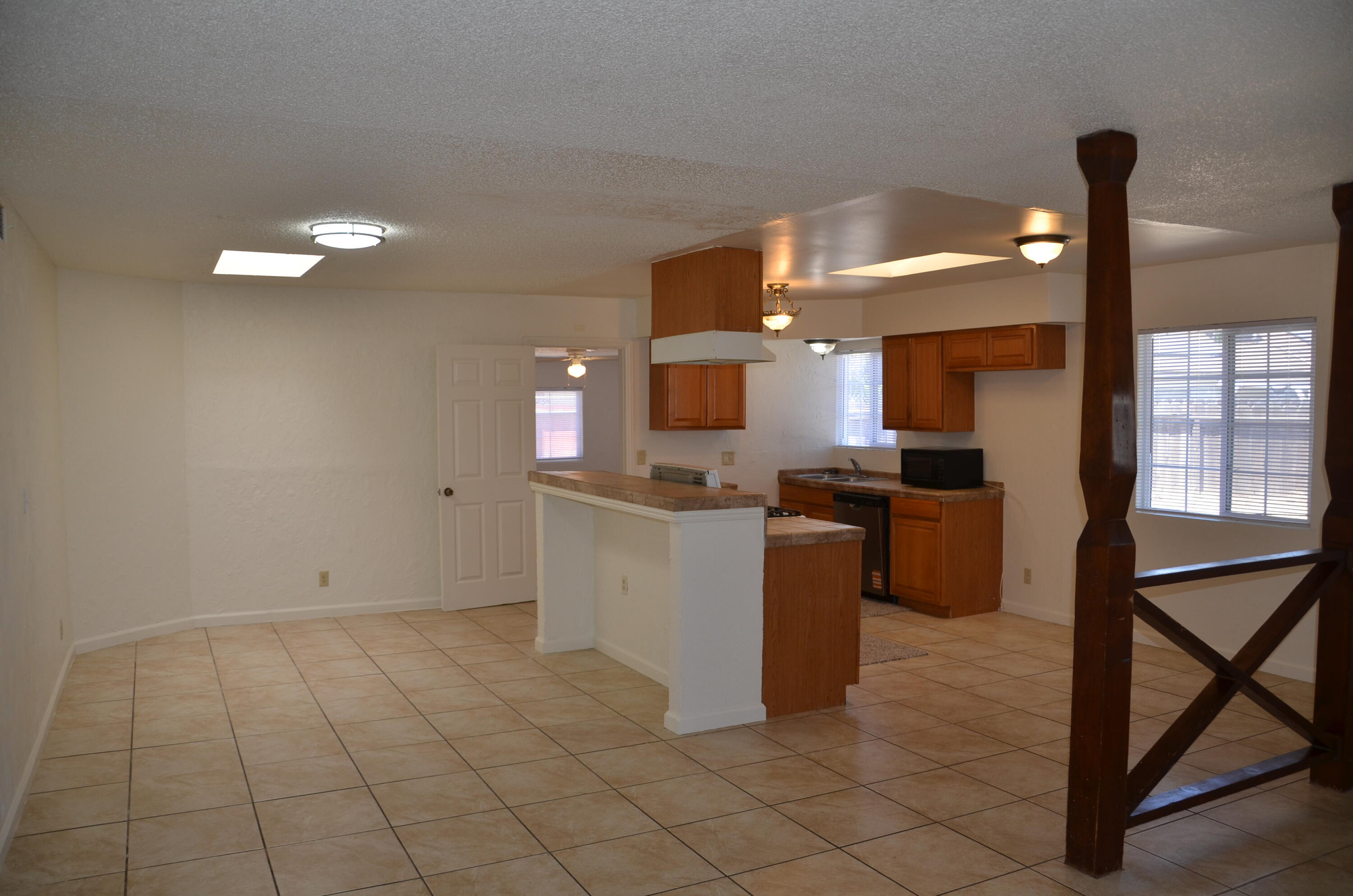 1076 Lincolnwood Cir, Hanford, CA 93230