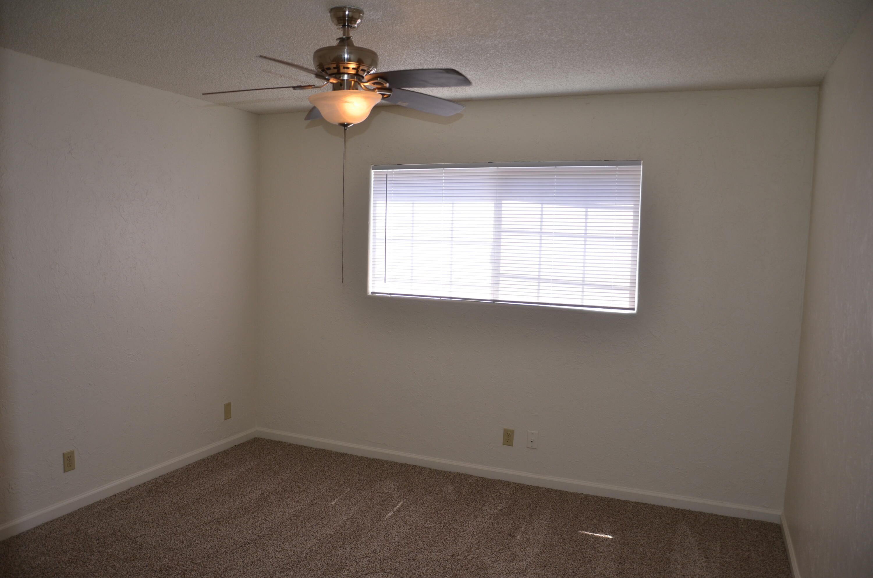 1076 Lincolnwood Cir, Hanford, CA 93230