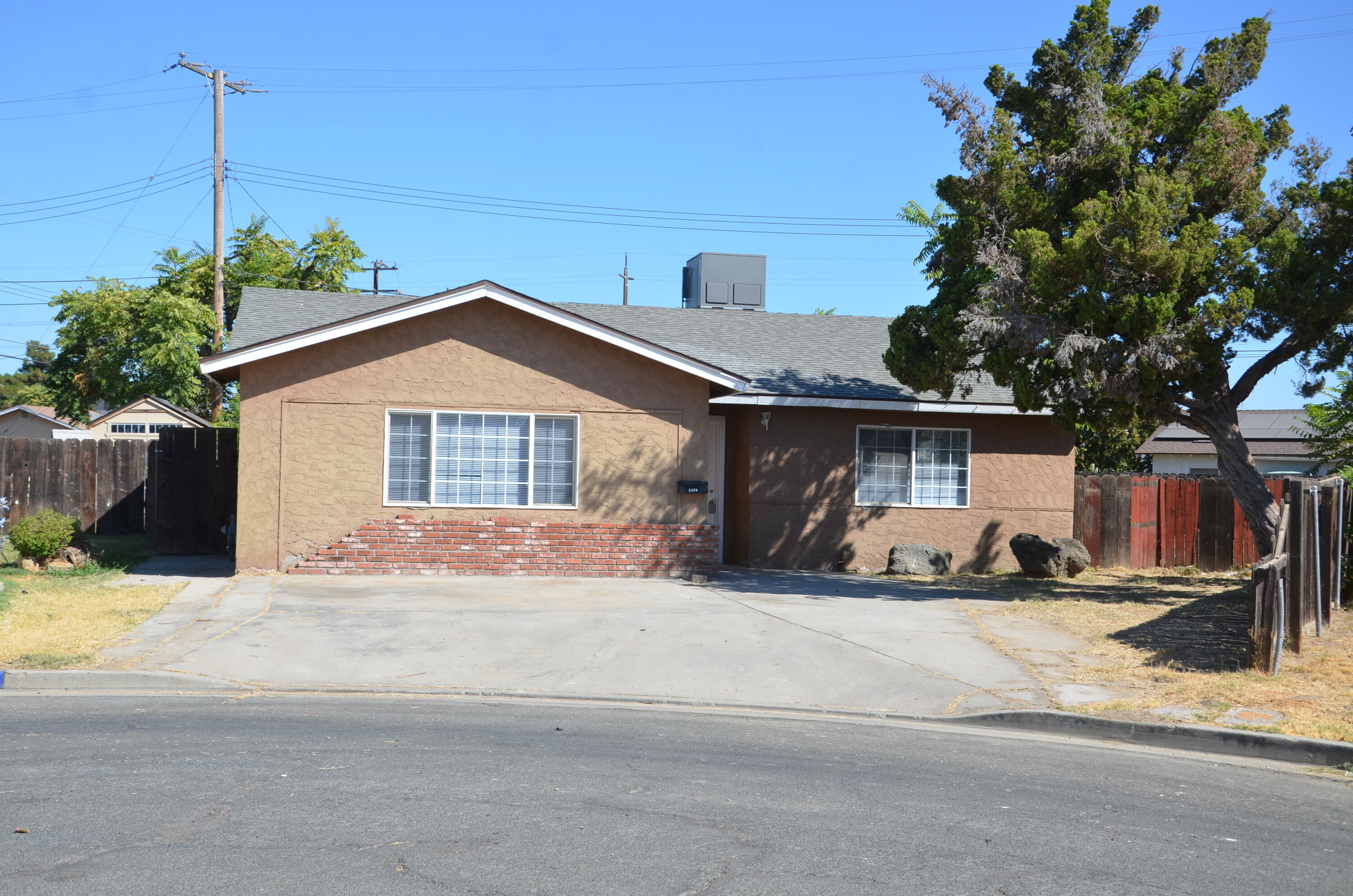 1076 Lincolnwood Cir, Hanford, CA 93230