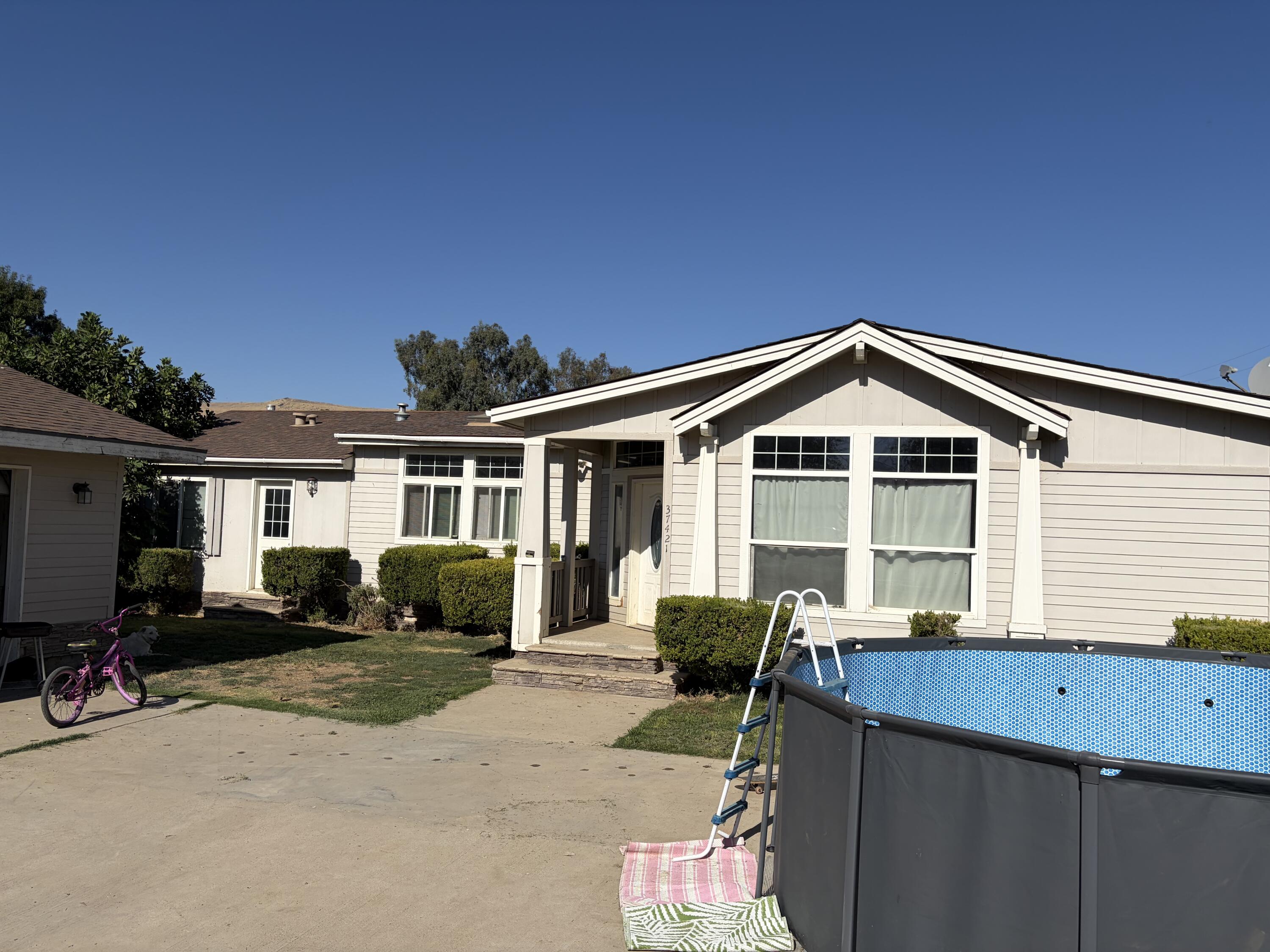 37421 Millwood Dr, Woodlake, CA 93286