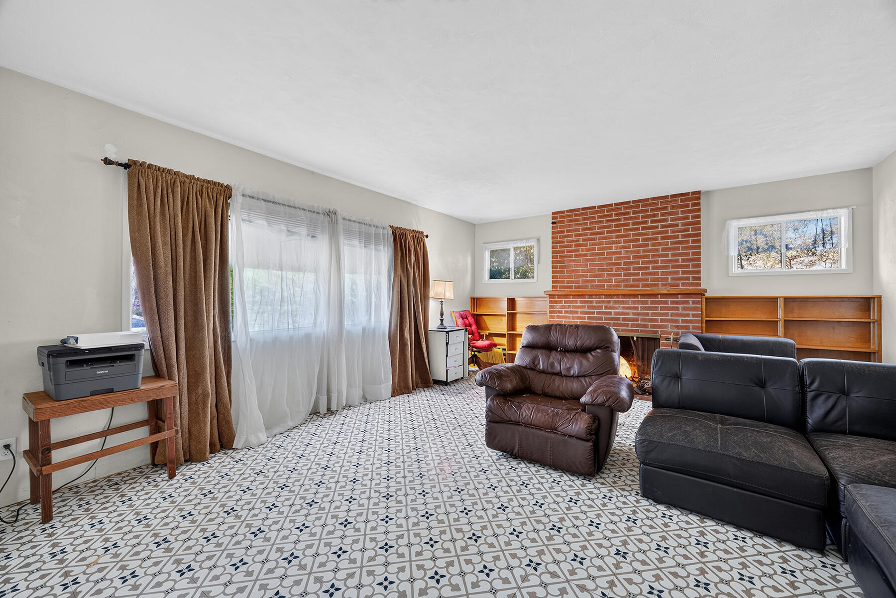 366 N Acacia St, Woodlake, CA 93286