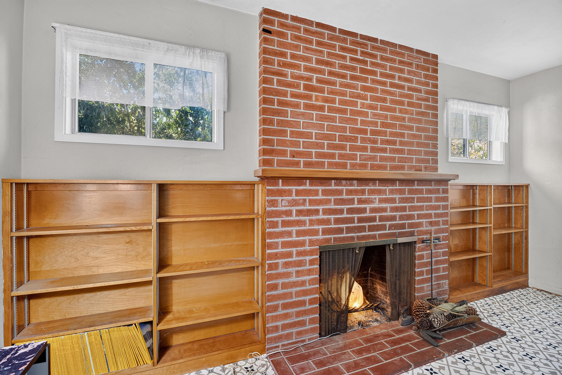 366 N Acacia St, Woodlake, CA 93286