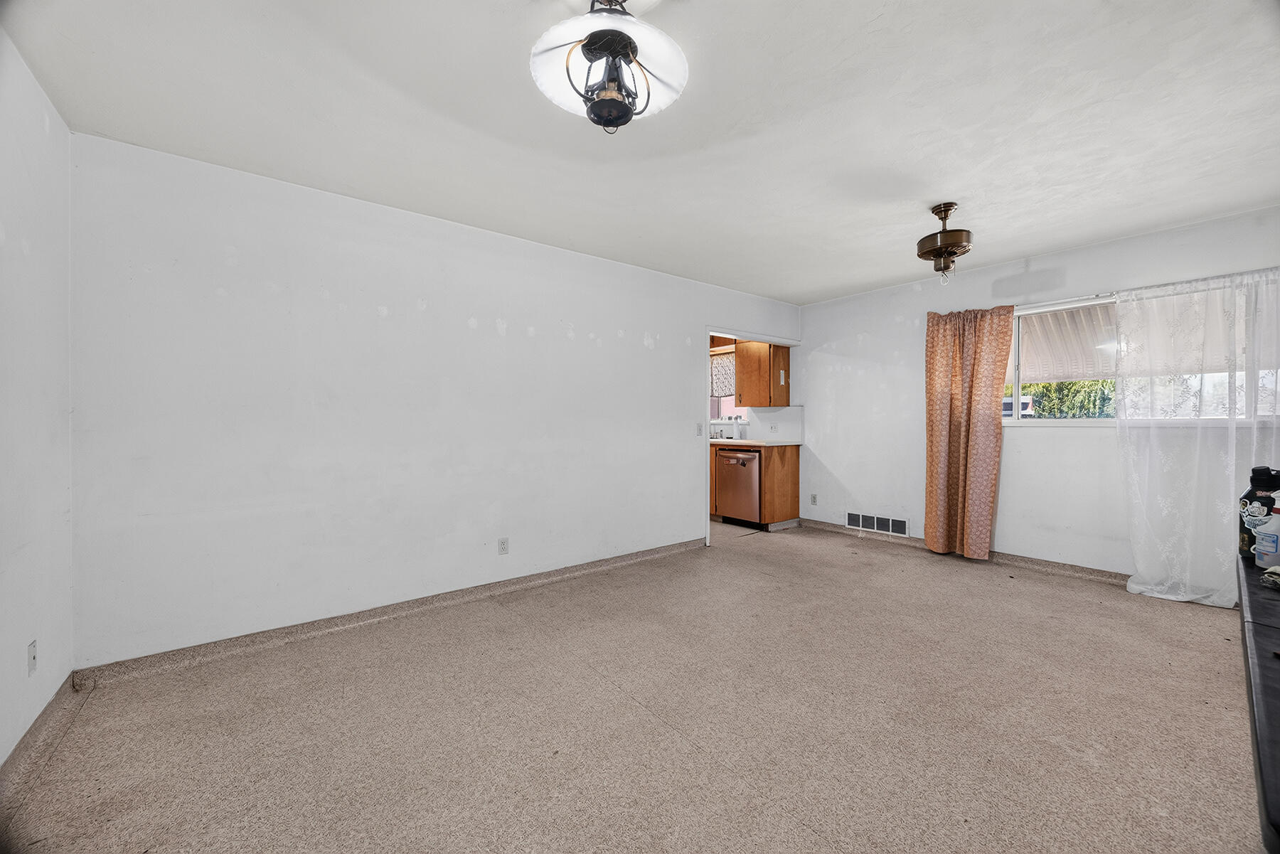 366 N Acacia St, Woodlake, CA 93286