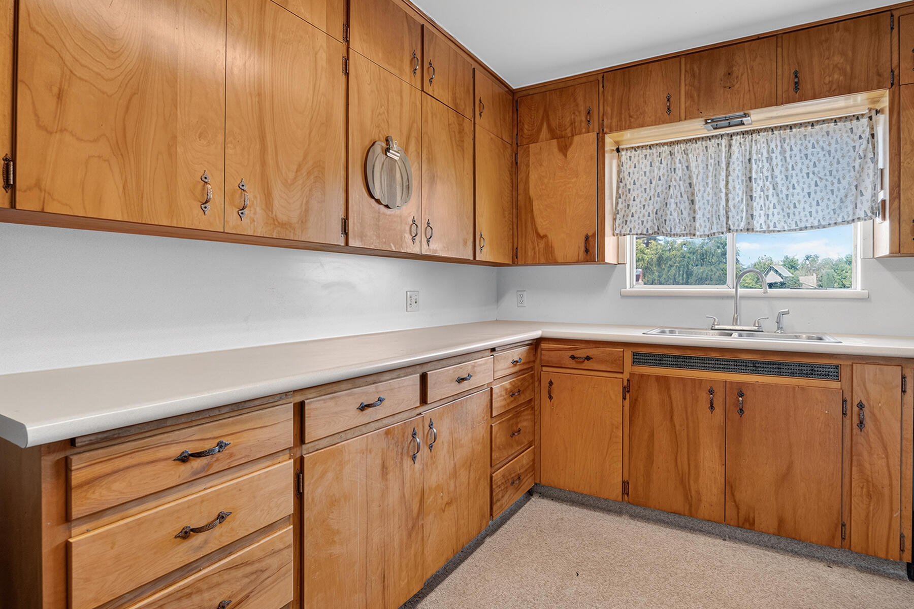 366 N Acacia St, Woodlake, CA 93286