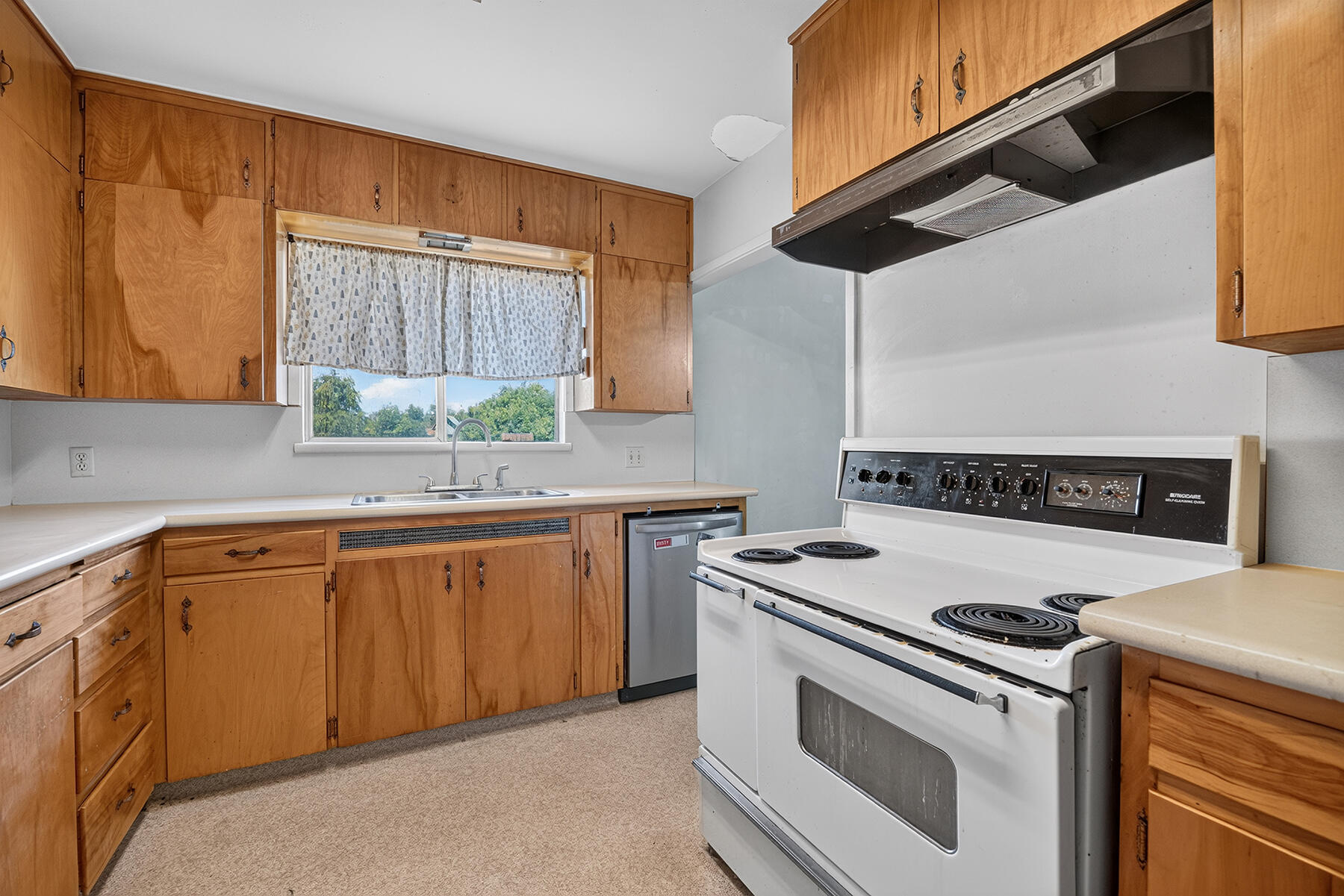 366 N Acacia St, Woodlake, CA 93286