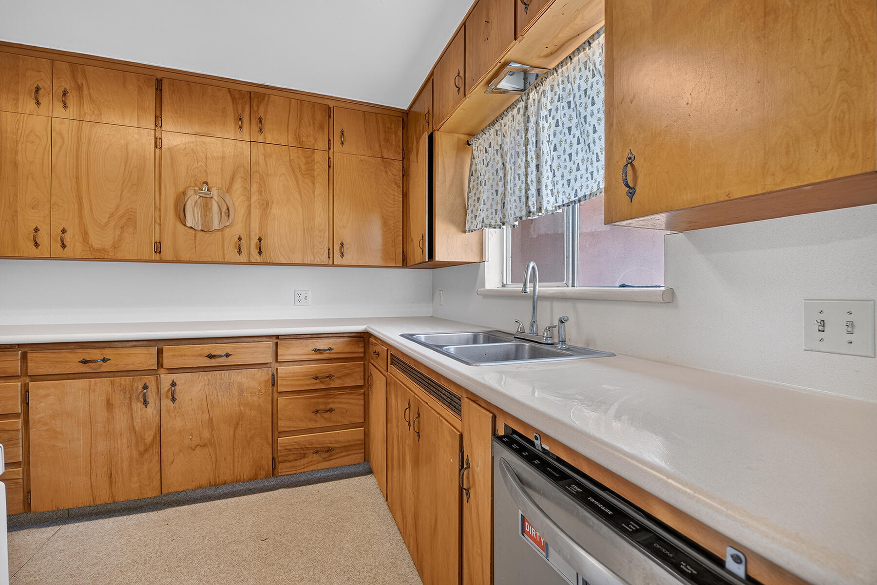 366 N Acacia St, Woodlake, CA 93286
