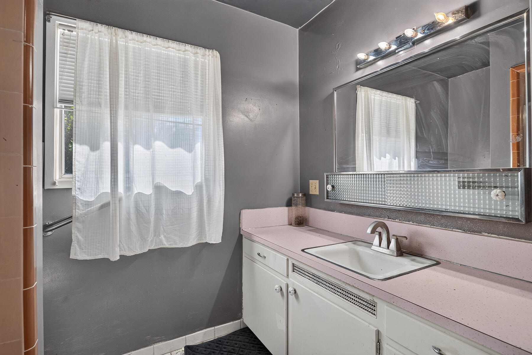 366 N Acacia St, Woodlake, CA 93286