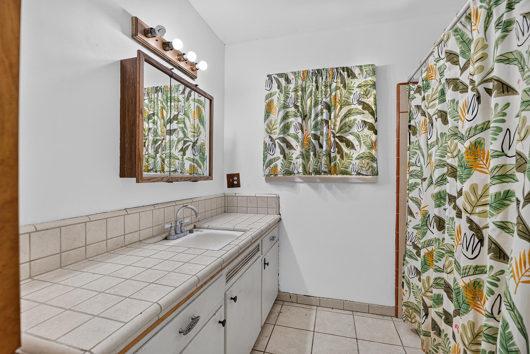 366 N Acacia St, Woodlake, CA 93286